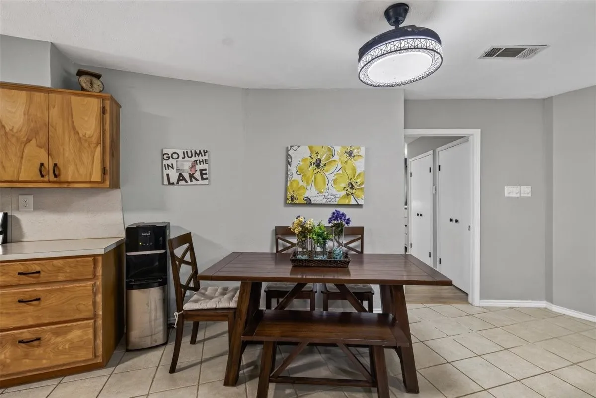 Single Family Residence For Sale in Henderson County , 171 Cedar Elm Road, Trinidad, Texas 75163, 3 Bedroom, 2 Bathroom, 1 Garage spaces, 1,134 Sqft, built in 1976, mls#21339617, Real Estate Agent in Trinidad, Homes For Sale in Henderson county, Homes For Sale in Trinidad, Realtor in Trinidad Texas, Real Estate Brokerage Independent Realty Texas, Luminita Cordes Realtor
