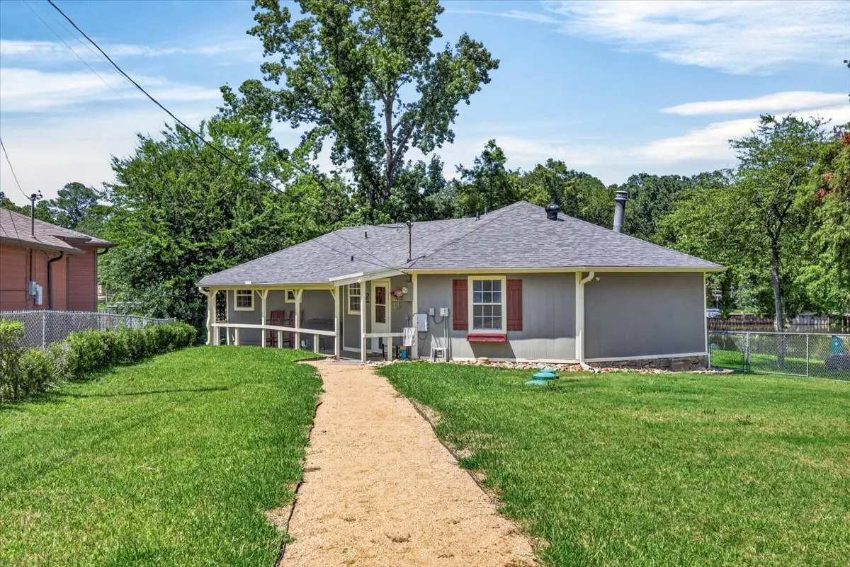 Single Family Residence For Sale in Henderson County , 171 Cedar Elm Road, Trinidad, Texas 75163, 3 Bedroom, 2 Bathroom, 1 Garage spaces, 1,134 Sqft, built in 1976, mls#21339617, Real Estate Agent in Trinidad, Homes For Sale in Henderson county, Homes For Sale in Trinidad, Realtor in Trinidad Texas, Real Estate Brokerage Independent Realty Texas, Luminita Cordes Realtor