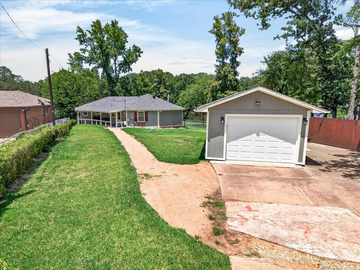 Single Family Residence For Sale in Henderson County , 171 Cedar Elm Road, Trinidad, Texas 75163, 3 Bedroom, 2 Bathroom, 1 Garage spaces, 1,134 Sqft, built in 1976, mls#21339617, Real Estate Agent in Trinidad, Homes For Sale in Henderson county, Homes For Sale in Trinidad, Realtor in Trinidad Texas, Real Estate Brokerage Independent Realty Texas, Luminita Cordes Realtor