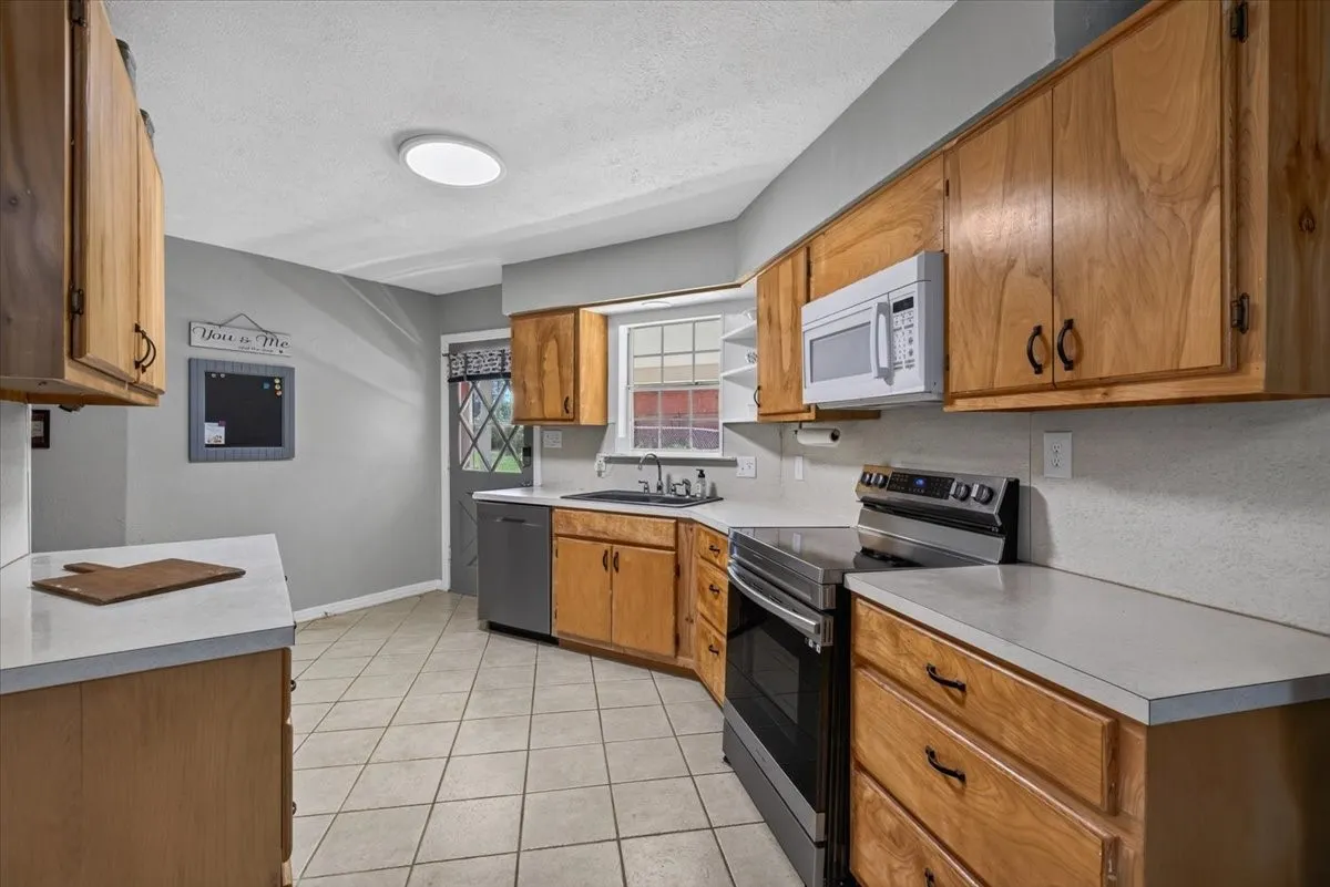 Single Family Residence For Sale in Henderson County , 171 Cedar Elm Road, Trinidad, Texas 75163, 3 Bedroom, 2 Bathroom, 1 Garage spaces, 1,134 Sqft, built in 1976, mls#21339617, Real Estate Agent in Trinidad, Homes For Sale in Henderson county, Homes For Sale in Trinidad, Realtor in Trinidad Texas, Real Estate Brokerage Independent Realty Texas, Luminita Cordes Realtor