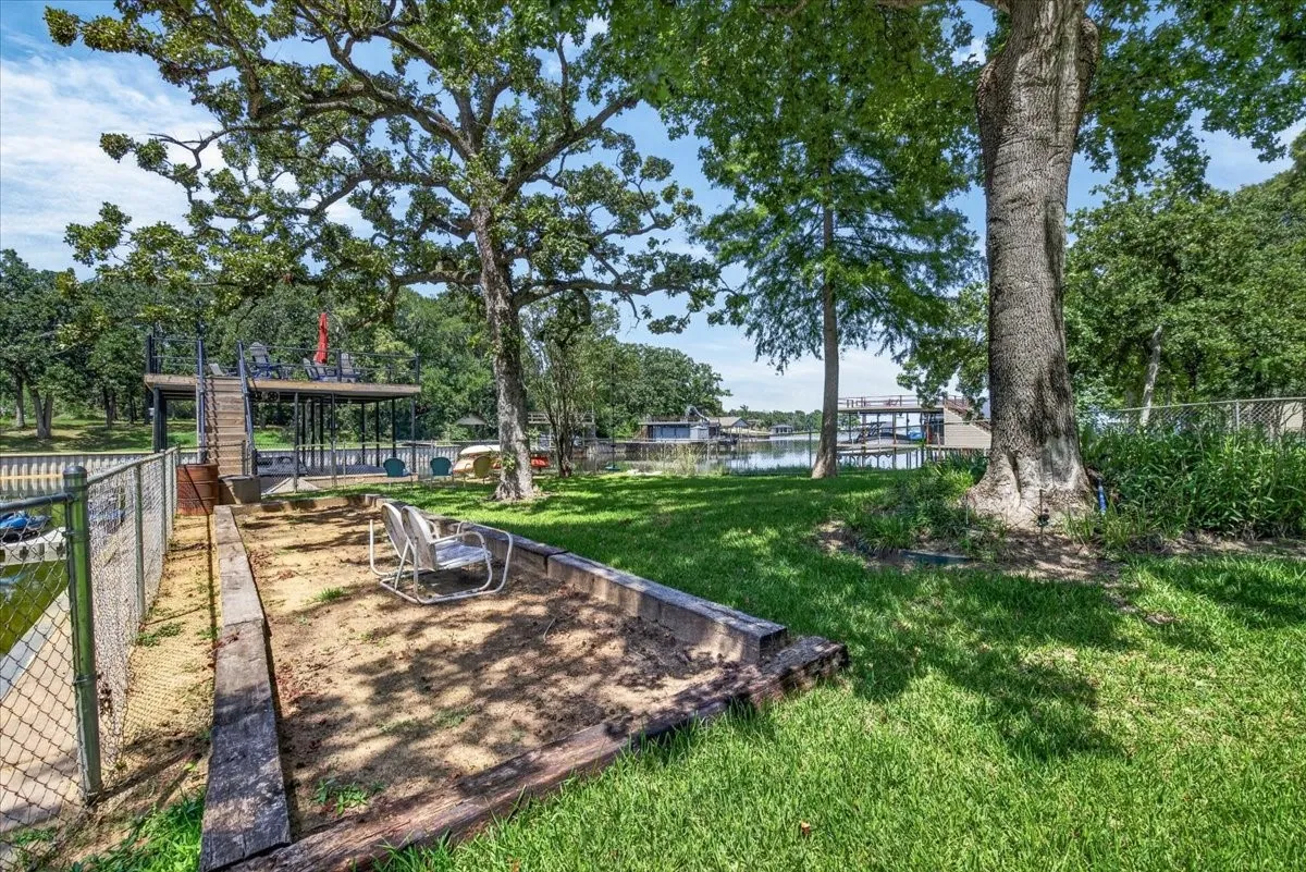 Single Family Residence For Sale in Henderson County , 171 Cedar Elm Road, Trinidad, Texas 75163, 3 Bedroom, 2 Bathroom, 1 Garage spaces, 1,134 Sqft, built in 1976, mls#21339617, Real Estate Agent in Trinidad, Homes For Sale in Henderson county, Homes For Sale in Trinidad, Realtor in Trinidad Texas, Real Estate Brokerage Independent Realty Texas, Luminita Cordes Realtor