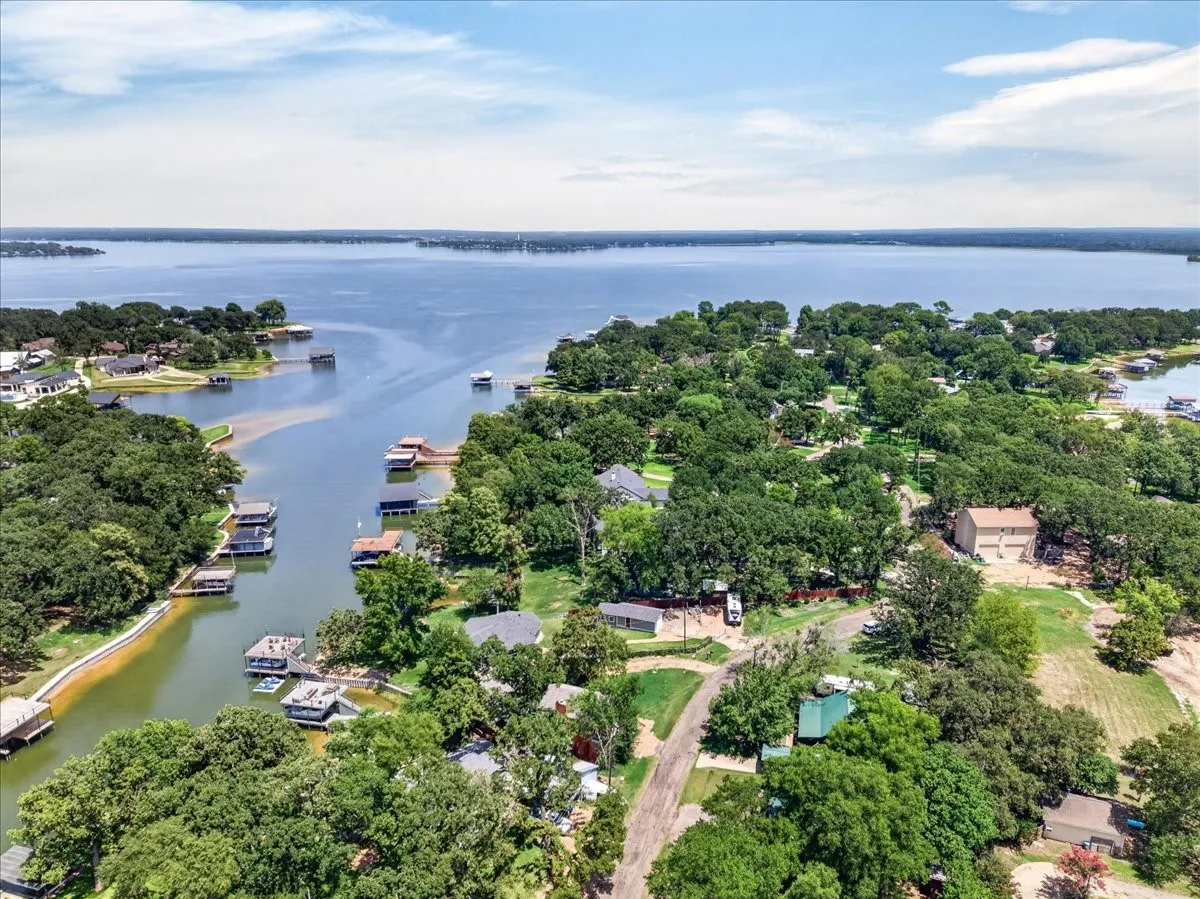 Single Family Residence For Sale in Henderson County , 171 Cedar Elm Road, Trinidad, Texas 75163, 3 Bedroom, 2 Bathroom, 1 Garage spaces, 1,134 Sqft, built in 1976, mls#21339617, Real Estate Agent in Trinidad, Homes For Sale in Henderson county, Homes For Sale in Trinidad, Realtor in Trinidad Texas, Real Estate Brokerage Independent Realty Texas, Luminita Cordes Realtor