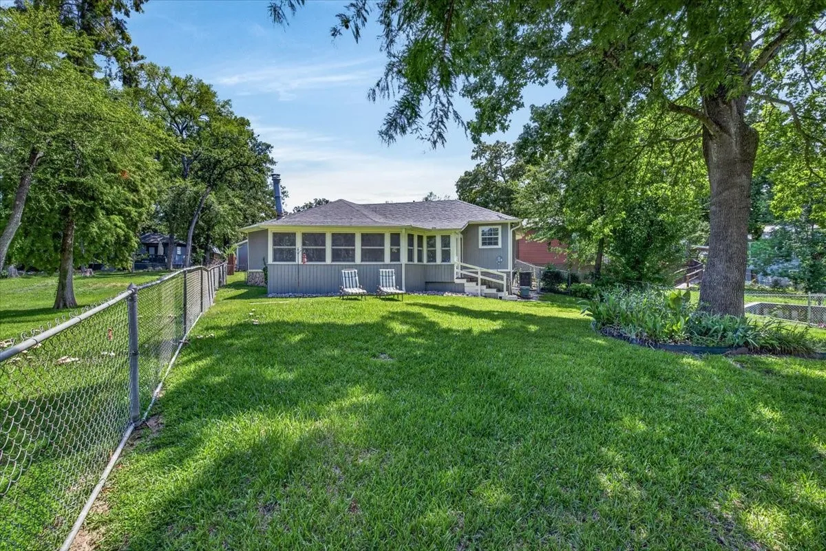 Single Family Residence For Sale in Henderson County , 171 Cedar Elm Road, Trinidad, Texas 75163, 3 Bedroom, 2 Bathroom, 1 Garage spaces, 1,134 Sqft, built in 1976, mls#21339617, Real Estate Agent in Trinidad, Homes For Sale in Henderson county, Homes For Sale in Trinidad, Realtor in Trinidad Texas, Real Estate Brokerage Independent Realty Texas, Luminita Cordes Realtor