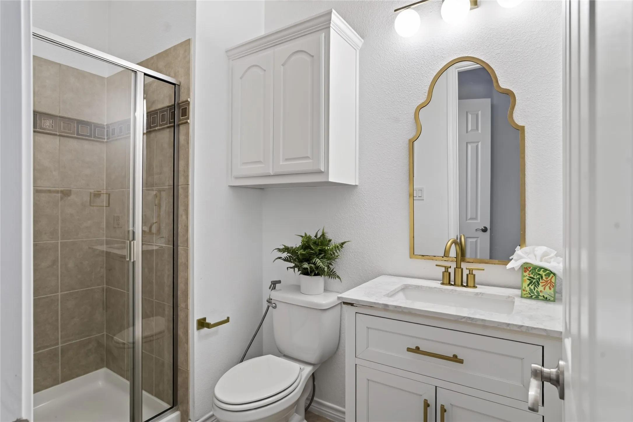 Dowstairs comes with a full bathroom with Custom upgrades!