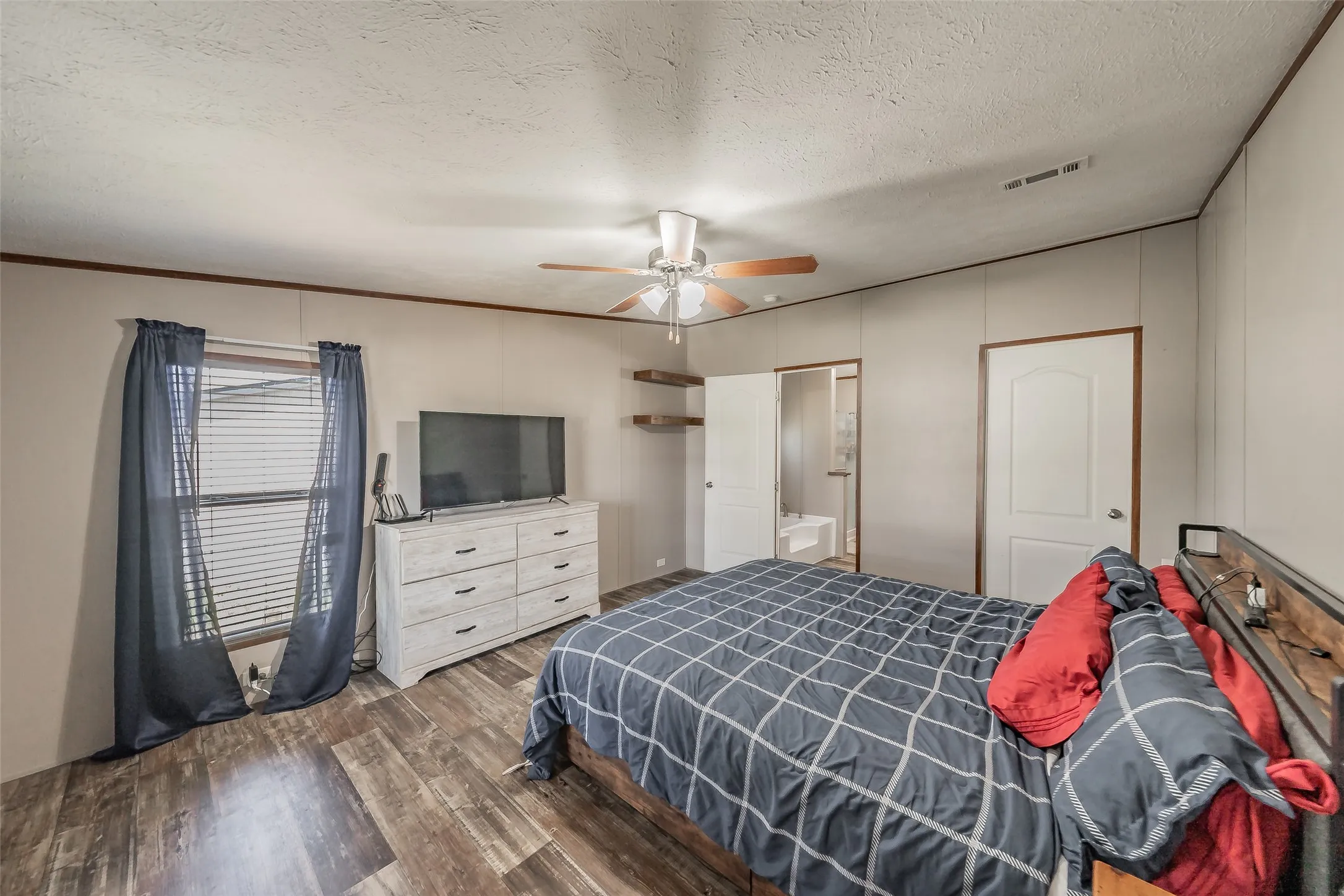 Mobile Home For Sale in Wise County , 204 Overland Trail, Bridgeport, Texas 76426, 3 Bedroom, 2 Bathroom, Garage spaces, 1,390 Sqft, built in 2023, mls#21339378, Real Estate Agent in Bridgeport, Homes For Sale in Wise county, Homes For Sale in Bridgeport, Realtor in Bridgeport Texas, Real Estate Brokerage Independent Realty Texas, Luminita Cordes Realtor