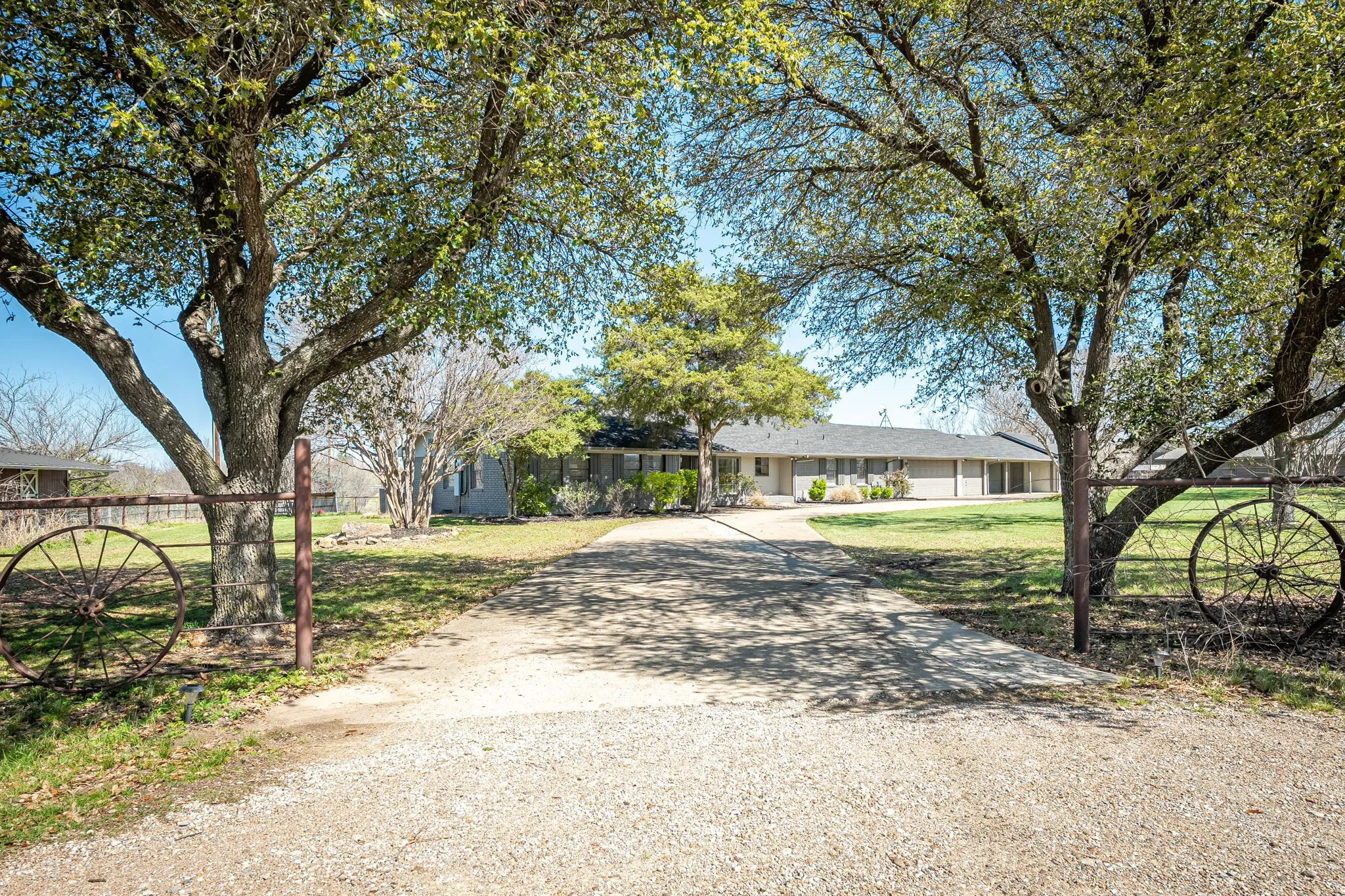 Single Family Residence For Sale in Collin County , 1673 Road Runner Road, Anna, Texas 75409, 4 Bedroom, 3 Bathroom, 3 Garage spaces, 2,723 Sqft, built in 1976, mls#21339749, Real Estate Agent in Anna, Homes For Sale in Collin county, Homes For Sale in Anna, Realtor in Anna Texas, Real Estate Brokerage Independent Realty Texas, Luminita Cordes Realtor