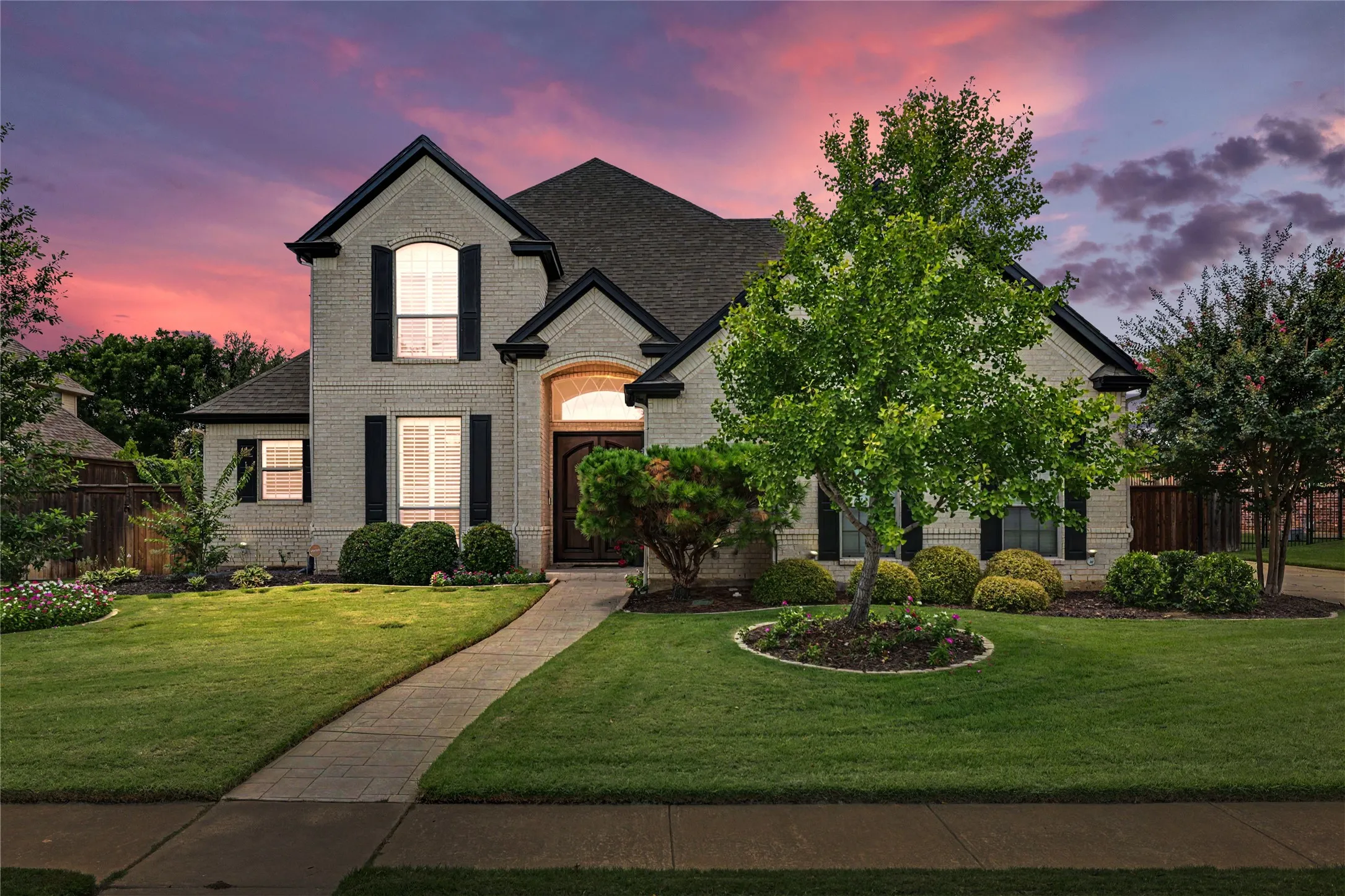 Single Family Residence For Sale in Tarrant County , 8217 Thornhill Drive, North Richland Hills, Texas 76182, 4 Bedroom, 3 Bathroom, 3 Garage spaces, 3,934 Sqft, built in 2001, mls#21338586, Real Estate Agent in North Richland Hills, Homes For Sale in Tarrant county, Homes For Sale in North Richland Hills, Realtor in North Richland Hills Texas, Real Estate Brokerage Independent Realty Texas, Luminita Cordes Realtor