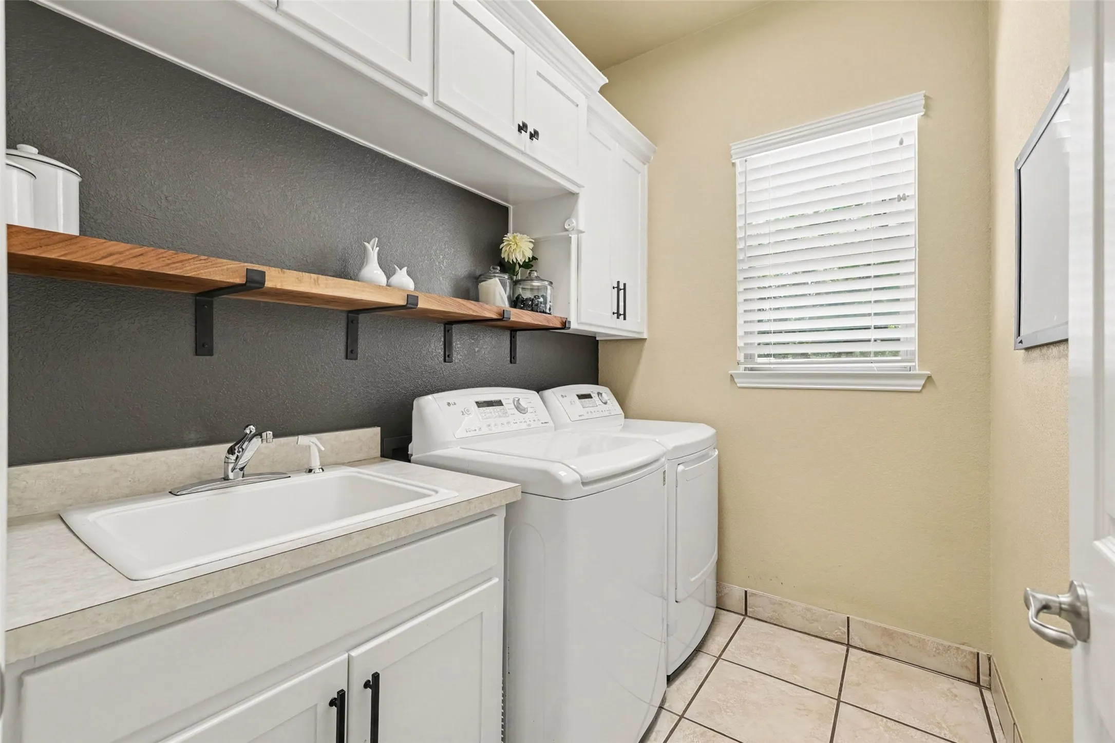 Single Family Residence For Sale in Tarrant County , 8217 Thornhill Drive, North Richland Hills, Texas 76182, 4 Bedroom, 3 Bathroom, 3 Garage spaces, 3,934 Sqft, built in 2001, mls#21338586, Real Estate Agent in North Richland Hills, Homes For Sale in Tarrant county, Homes For Sale in North Richland Hills, Realtor in North Richland Hills Texas, Real Estate Brokerage Independent Realty Texas, Luminita Cordes Realtor