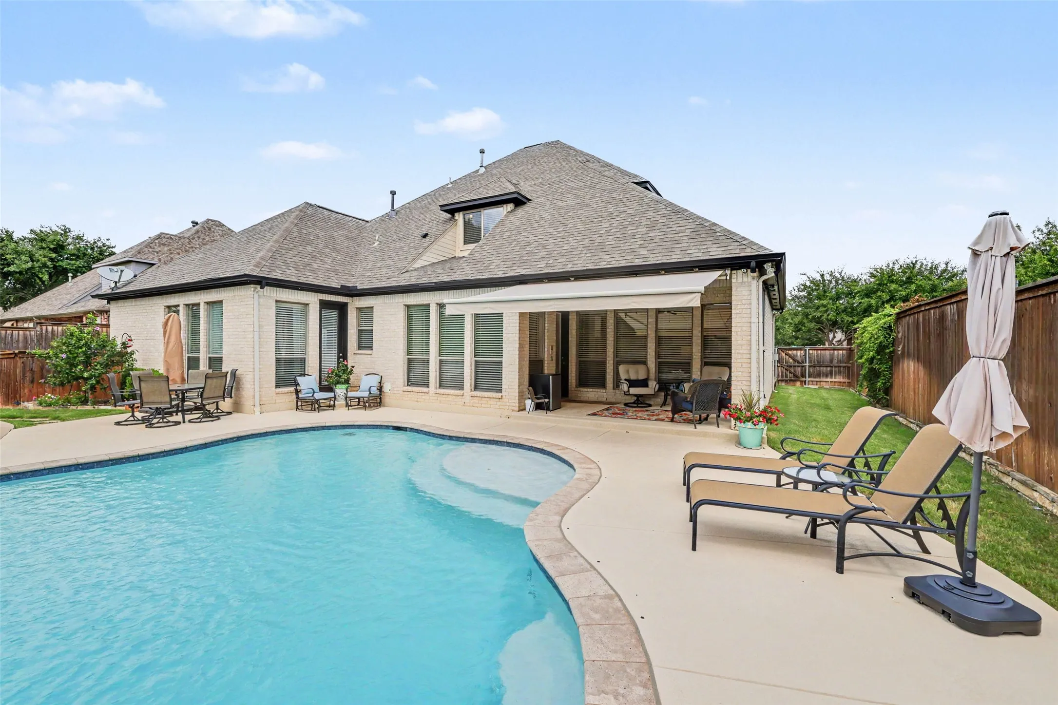 Single Family Residence For Sale in Tarrant County , 8217 Thornhill Drive, North Richland Hills, Texas 76182, 4 Bedroom, 3 Bathroom, 3 Garage spaces, 3,934 Sqft, built in 2001, mls#21338586, Real Estate Agent in North Richland Hills, Homes For Sale in Tarrant county, Homes For Sale in North Richland Hills, Realtor in North Richland Hills Texas, Real Estate Brokerage Independent Realty Texas, Luminita Cordes Realtor
