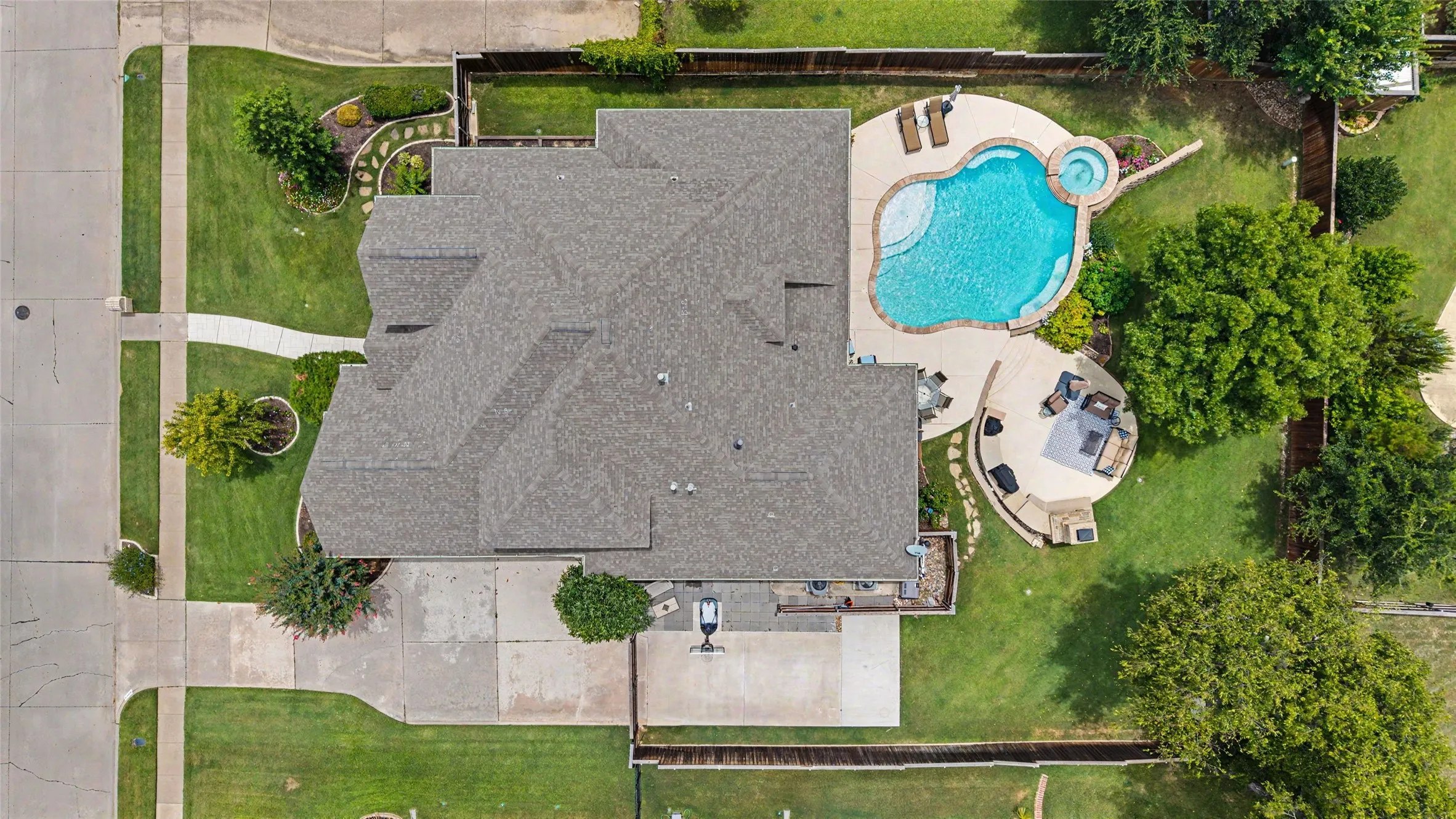 Single Family Residence For Sale in Tarrant County , 8217 Thornhill Drive, North Richland Hills, Texas 76182, 4 Bedroom, 3 Bathroom, 3 Garage spaces, 3,934 Sqft, built in 2001, mls#21338586, Real Estate Agent in North Richland Hills, Homes For Sale in Tarrant county, Homes For Sale in North Richland Hills, Realtor in North Richland Hills Texas, Real Estate Brokerage Independent Realty Texas, Luminita Cordes Realtor