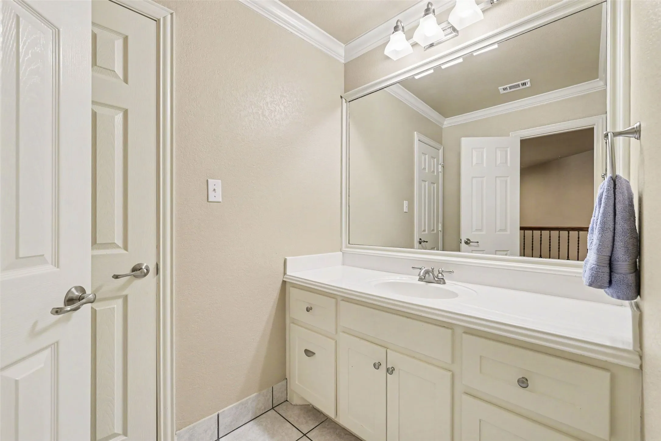 Jack and Jill bath upstairs