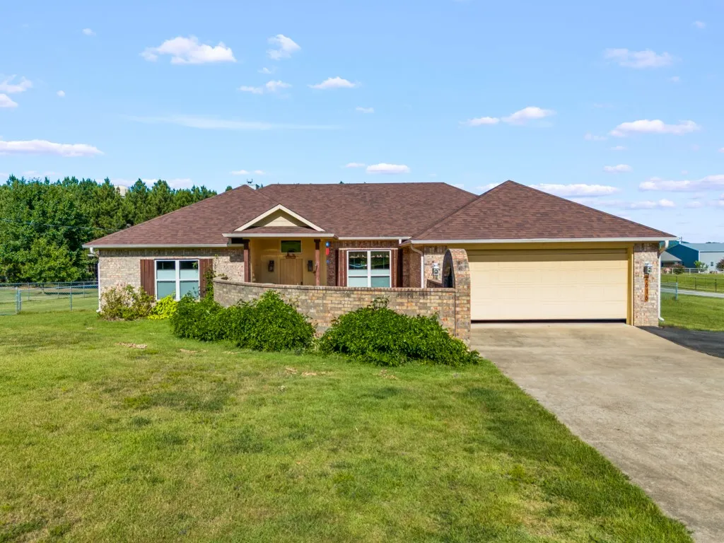 Single Family Residence For Sale in Upshur County , 2616 Bob O Link Road, Gilmer, Texas 75645, 3 Bedroom, 2 Bathroom, 2 Garage spaces, 2,206 Sqft, built in 2009, mls#21338423, Real Estate Agent in Gilmer, Homes For Sale in Upshur county, Homes For Sale in Gilmer, Realtor in Gilmer Texas, Real Estate Brokerage Independent Realty Texas, Luminita Cordes Realtor