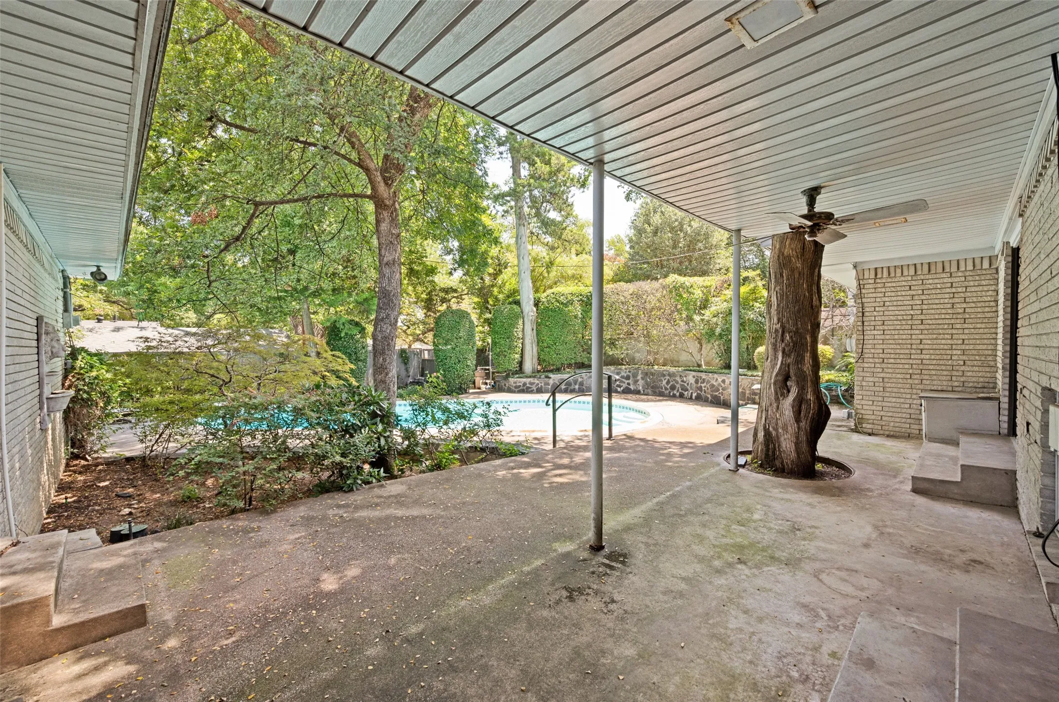 Single Family Residence For Sale in Dallas County , 925 Knott Place, Dallas, Texas 75208, 4 Bedroom, 4 Bathroom, 2 Garage spaces, 2,641 Sqft, built in 1959, mls#21329590, Real Estate Agent in Dallas, Homes For Sale in Dallas county, Homes For Sale in Dallas, Realtor in Dallas Texas, Real Estate Brokerage Independent Realty Texas, Luminita Cordes Realtor