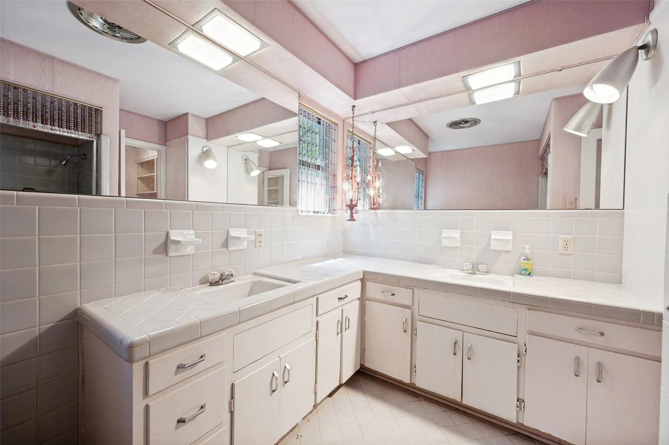 Single Family Residence For Sale in Dallas County , 925 Knott Place, Dallas, Texas 75208, 4 Bedroom, 4 Bathroom, 2 Garage spaces, 2,641 Sqft, built in 1959, mls#21329590, Real Estate Agent in Dallas, Homes For Sale in Dallas county, Homes For Sale in Dallas, Realtor in Dallas Texas, Real Estate Brokerage Independent Realty Texas, Luminita Cordes Realtor