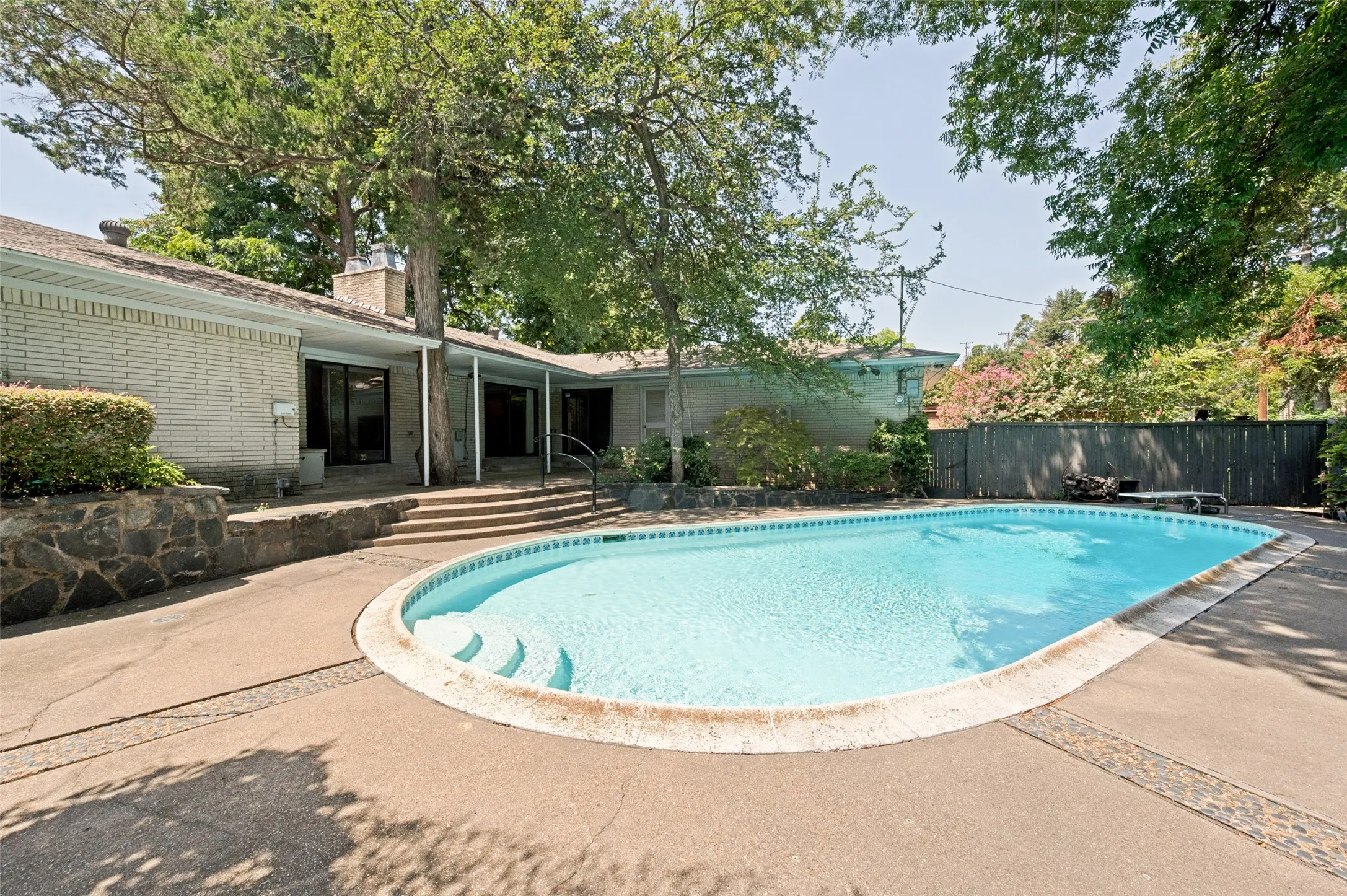 Single Family Residence For Sale in Dallas County , 925 Knott Place, Dallas, Texas 75208, 4 Bedroom, 4 Bathroom, 2 Garage spaces, 2,641 Sqft, built in 1959, mls#21329590, Real Estate Agent in Dallas, Homes For Sale in Dallas county, Homes For Sale in Dallas, Realtor in Dallas Texas, Real Estate Brokerage Independent Realty Texas, Luminita Cordes Realtor