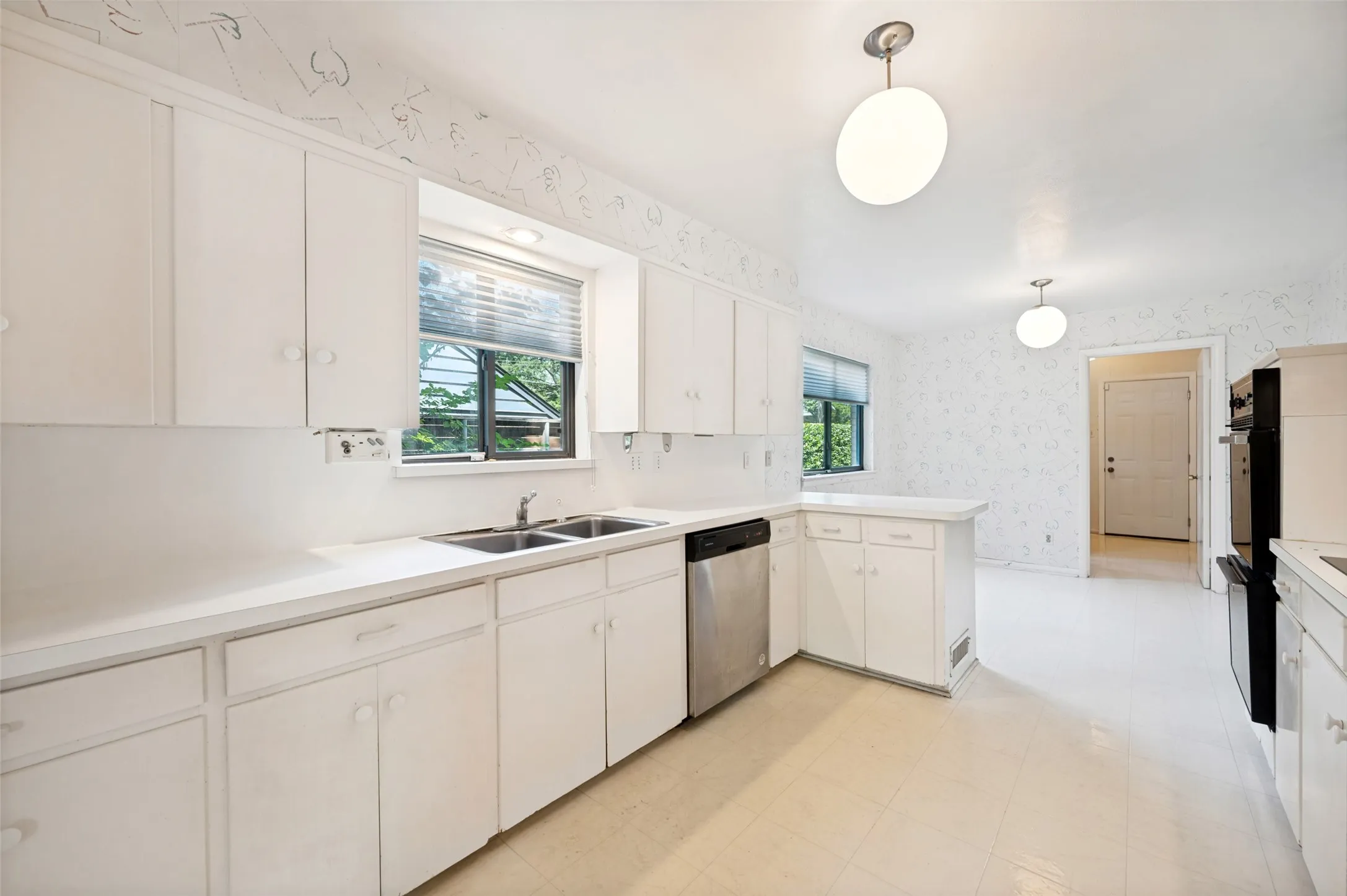 Single Family Residence For Sale in Dallas County , 925 Knott Place, Dallas, Texas 75208, 4 Bedroom, 4 Bathroom, 2 Garage spaces, 2,641 Sqft, built in 1959, mls#21329590, Real Estate Agent in Dallas, Homes For Sale in Dallas county, Homes For Sale in Dallas, Realtor in Dallas Texas, Real Estate Brokerage Independent Realty Texas, Luminita Cordes Realtor