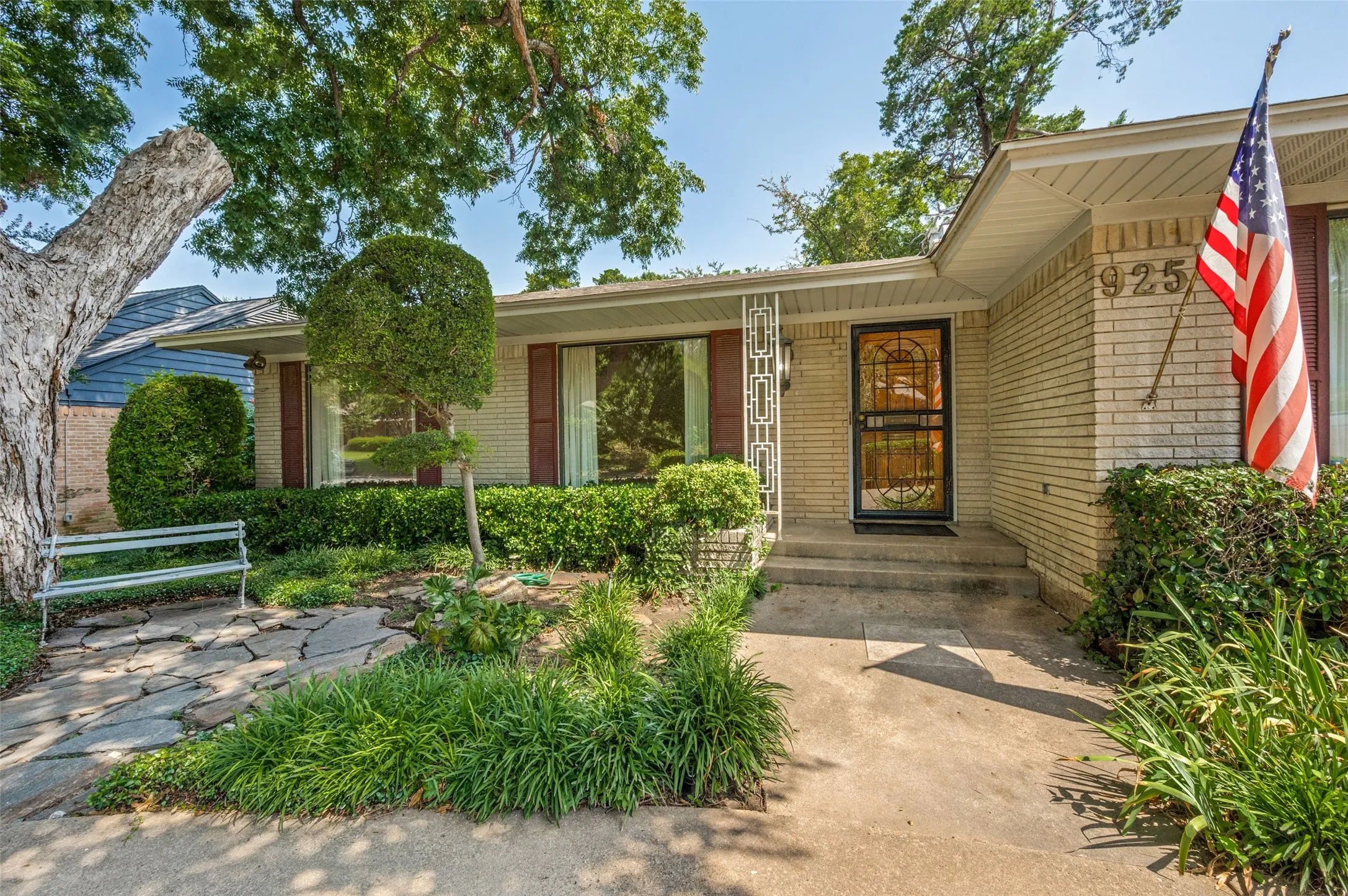 Single Family Residence For Sale in Dallas County , 925 Knott Place, Dallas, Texas 75208, 4 Bedroom, 4 Bathroom, 2 Garage spaces, 2,641 Sqft, built in 1959, mls#21329590, Real Estate Agent in Dallas, Homes For Sale in Dallas county, Homes For Sale in Dallas, Realtor in Dallas Texas, Real Estate Brokerage Independent Realty Texas, Luminita Cordes Realtor