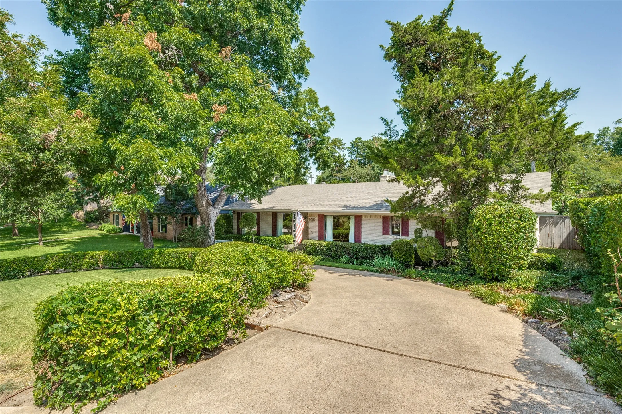 Single Family Residence For Sale in Dallas County , 925 Knott Place, Dallas, Texas 75208, 4 Bedroom, 4 Bathroom, 2 Garage spaces, 2,641 Sqft, built in 1959, mls#21329590, Real Estate Agent in Dallas, Homes For Sale in Dallas county, Homes For Sale in Dallas, Realtor in Dallas Texas, Real Estate Brokerage Independent Realty Texas, Luminita Cordes Realtor