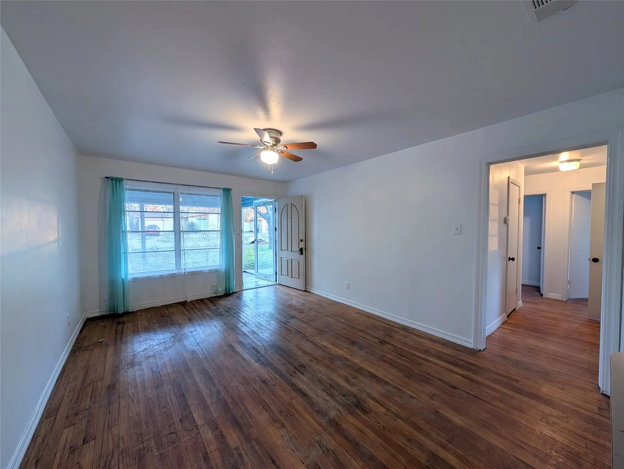 Single Family Residence For Sale in Dallas County , 613 Grande Drive, Mesquite, Texas 75149, 3 Bedroom, 2 Bathroom, 1 Garage spaces, 1,042 Sqft, built in 1954, mls#21337462, Real Estate Agent in Mesquite, Homes For Sale in Dallas county, Homes For Sale in Mesquite, Realtor in Mesquite Texas, Real Estate Brokerage Independent Realty Texas, Luminita Cordes Realtor