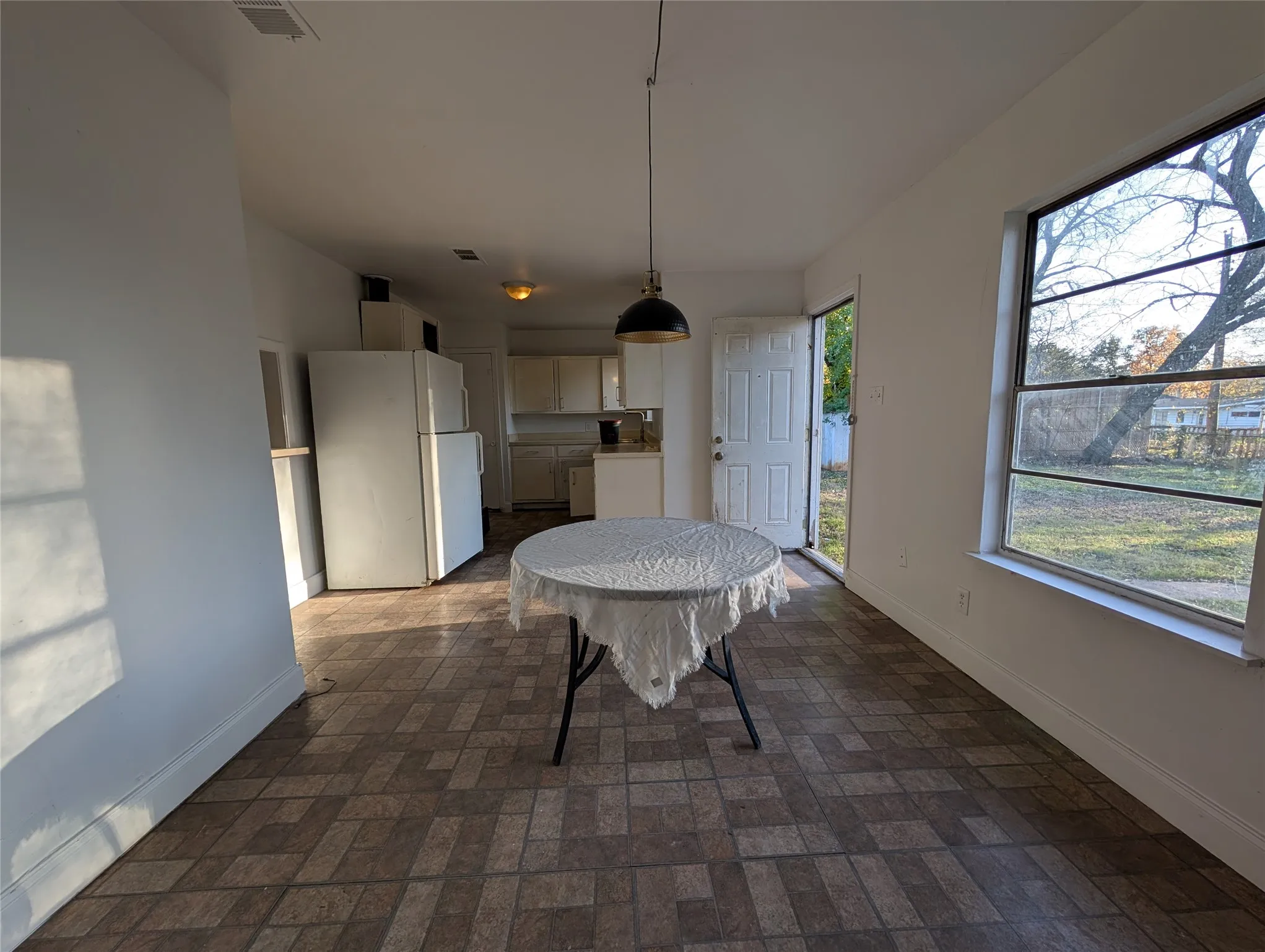 Single Family Residence For Sale in Dallas County , 613 Grande Drive, Mesquite, Texas 75149, 3 Bedroom, 2 Bathroom, 1 Garage spaces, 1,042 Sqft, built in 1954, mls#21337462, Real Estate Agent in Mesquite, Homes For Sale in Dallas county, Homes For Sale in Mesquite, Realtor in Mesquite Texas, Real Estate Brokerage Independent Realty Texas, Luminita Cordes Realtor