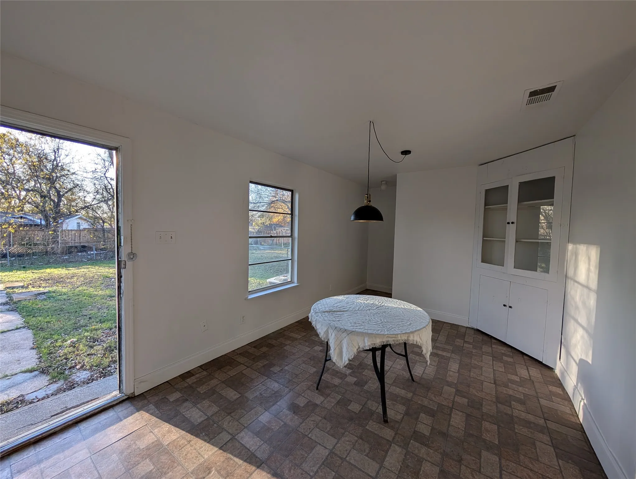 Single Family Residence For Sale in Dallas County , 613 Grande Drive, Mesquite, Texas 75149, 3 Bedroom, 2 Bathroom, 1 Garage spaces, 1,042 Sqft, built in 1954, mls#21337462, Real Estate Agent in Mesquite, Homes For Sale in Dallas county, Homes For Sale in Mesquite, Realtor in Mesquite Texas, Real Estate Brokerage Independent Realty Texas, Luminita Cordes Realtor