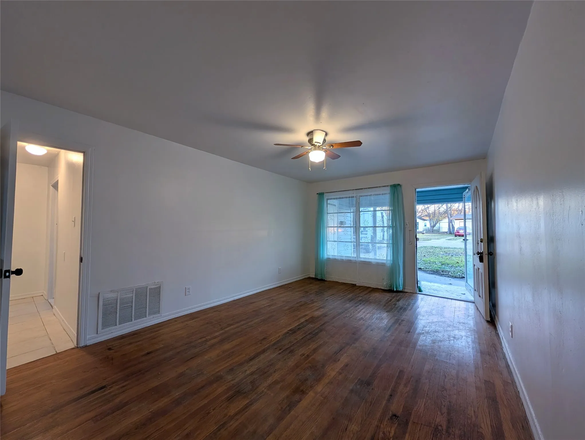 Single Family Residence For Sale in Dallas County , 613 Grande Drive, Mesquite, Texas 75149, 3 Bedroom, 2 Bathroom, 1 Garage spaces, 1,042 Sqft, built in 1954, mls#21337462, Real Estate Agent in Mesquite, Homes For Sale in Dallas county, Homes For Sale in Mesquite, Realtor in Mesquite Texas, Real Estate Brokerage Independent Realty Texas, Luminita Cordes Realtor