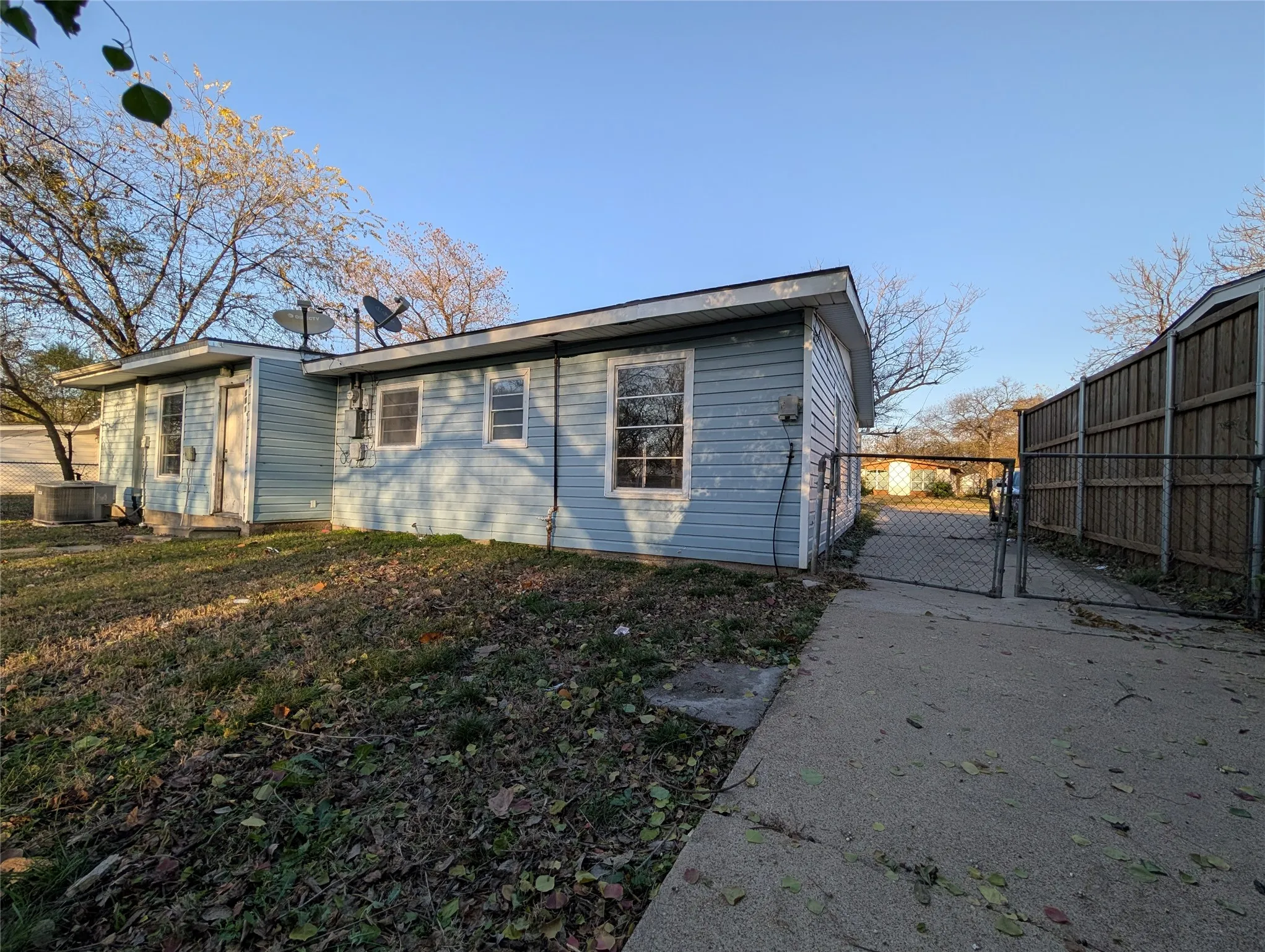 Single Family Residence For Sale in Dallas County , 613 Grande Drive, Mesquite, Texas 75149, 3 Bedroom, 2 Bathroom, 1 Garage spaces, 1,042 Sqft, built in 1954, mls#21337462, Real Estate Agent in Mesquite, Homes For Sale in Dallas county, Homes For Sale in Mesquite, Realtor in Mesquite Texas, Real Estate Brokerage Independent Realty Texas, Luminita Cordes Realtor