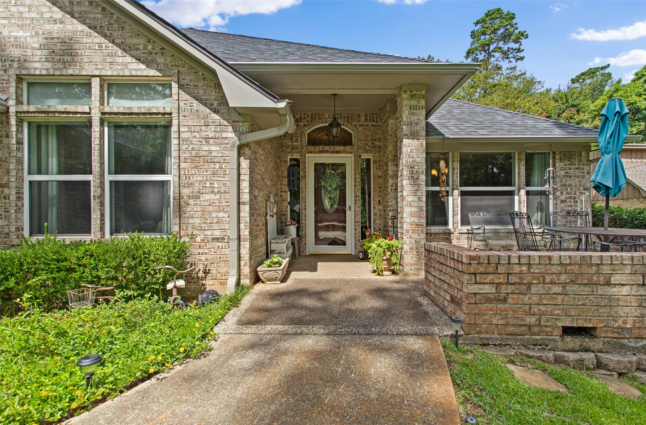 Single Family Residence For Sale in Smith County , 1340 Bridle Path, Lindale, Texas 75771, 3 Bedroom, 3 Bathroom, 2 Garage spaces, 2,359 Sqft, built in 1995, mls#21334112, Real Estate Agent in Lindale, Homes For Sale in Smith county, Homes For Sale in Lindale, Realtor in Lindale Texas, Real Estate Brokerage Independent Realty Texas, Luminita Cordes Realtor