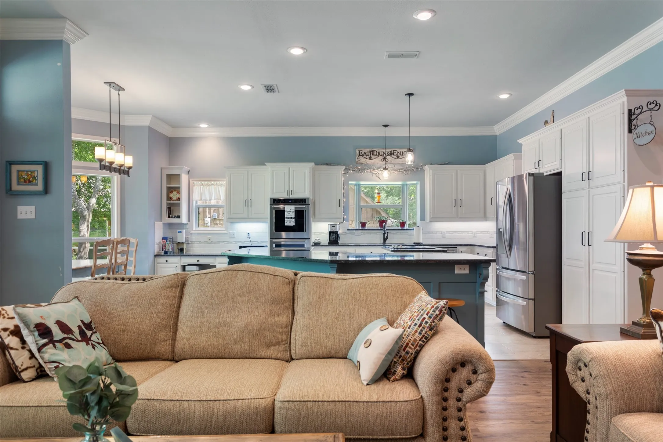 Single Family Residence For Sale in Smith County , 1340 Bridle Path, Lindale, Texas 75771, 3 Bedroom, 3 Bathroom, 2 Garage spaces, 2,359 Sqft, built in 1995, mls#21334112, Real Estate Agent in Lindale, Homes For Sale in Smith county, Homes For Sale in Lindale, Realtor in Lindale Texas, Real Estate Brokerage Independent Realty Texas, Luminita Cordes Realtor