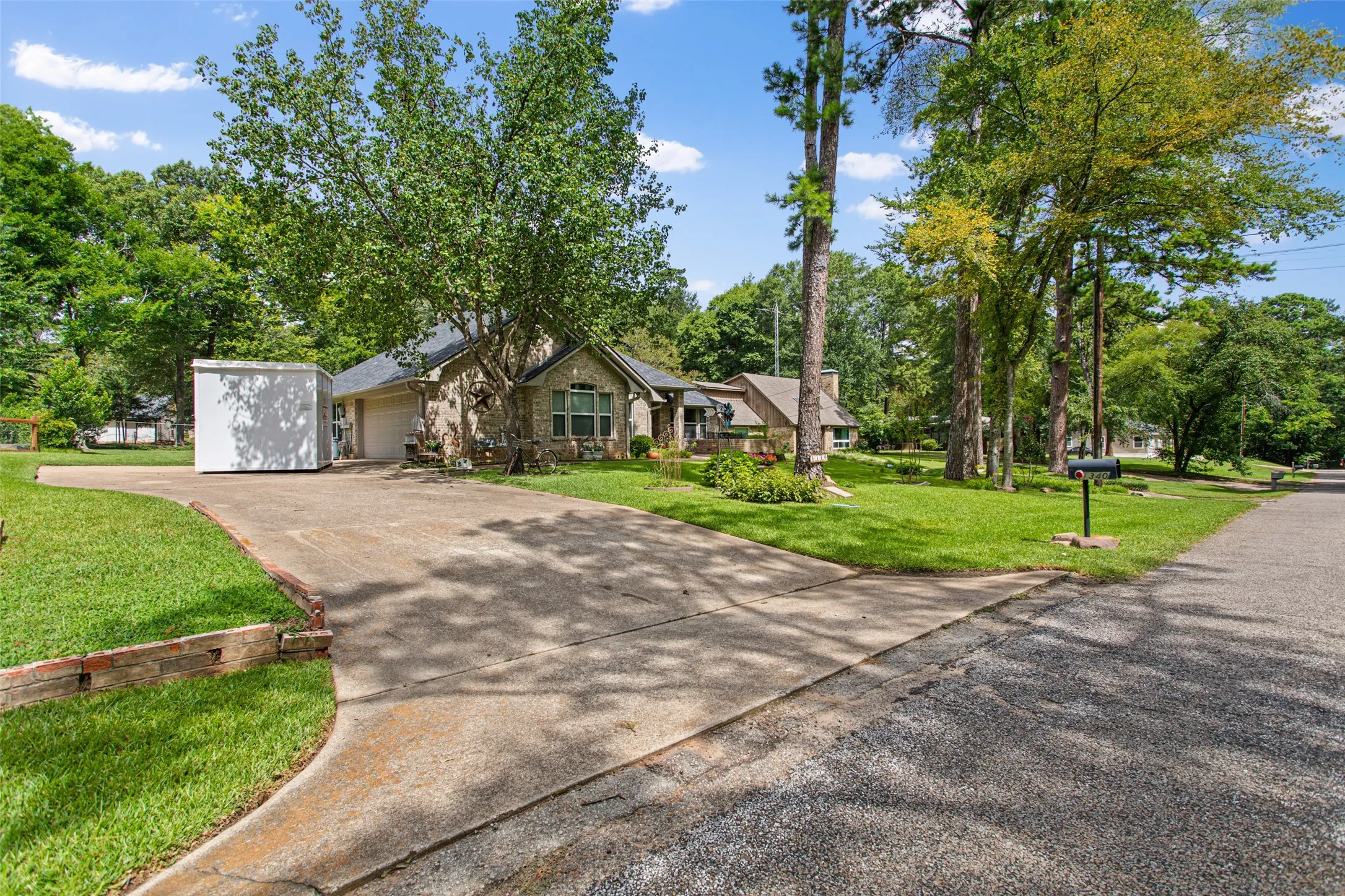 Single Family Residence For Sale in Smith County , 1340 Bridle Path, Lindale, Texas 75771, 3 Bedroom, 3 Bathroom, 2 Garage spaces, 2,359 Sqft, built in 1995, mls#21334112, Real Estate Agent in Lindale, Homes For Sale in Smith county, Homes For Sale in Lindale, Realtor in Lindale Texas, Real Estate Brokerage Independent Realty Texas, Luminita Cordes Realtor