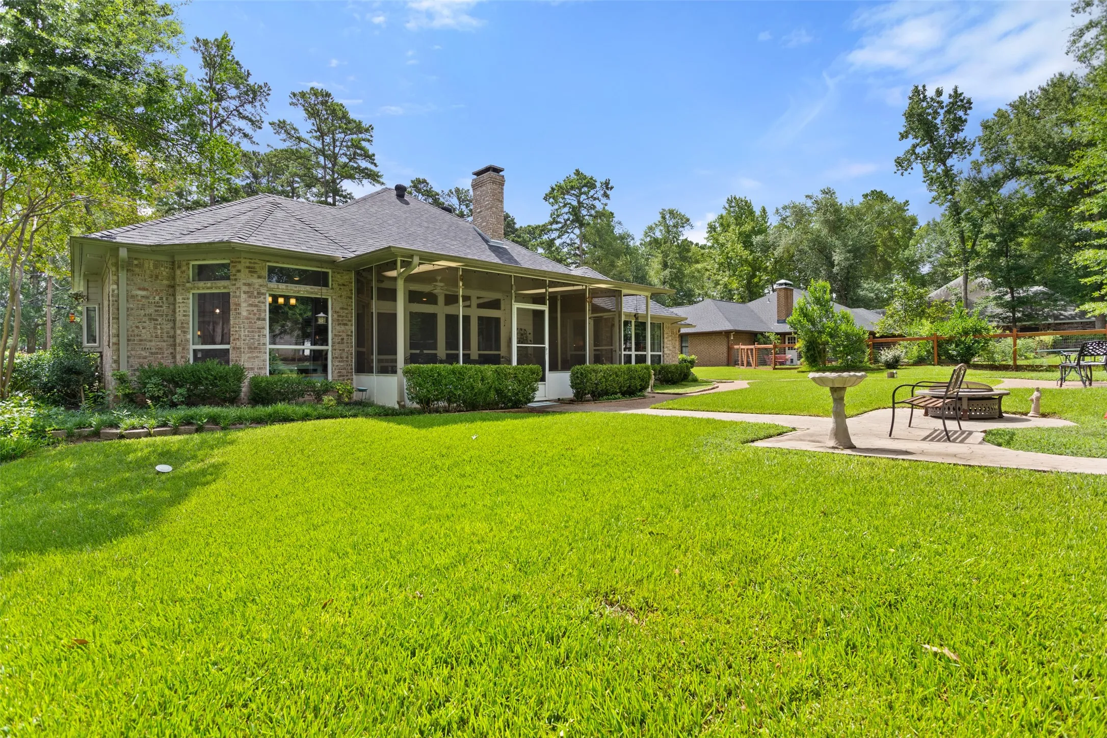 Single Family Residence For Sale in Smith County , 1340 Bridle Path, Lindale, Texas 75771, 3 Bedroom, 3 Bathroom, 2 Garage spaces, 2,359 Sqft, built in 1995, mls#21334112, Real Estate Agent in Lindale, Homes For Sale in Smith county, Homes For Sale in Lindale, Realtor in Lindale Texas, Real Estate Brokerage Independent Realty Texas, Luminita Cordes Realtor