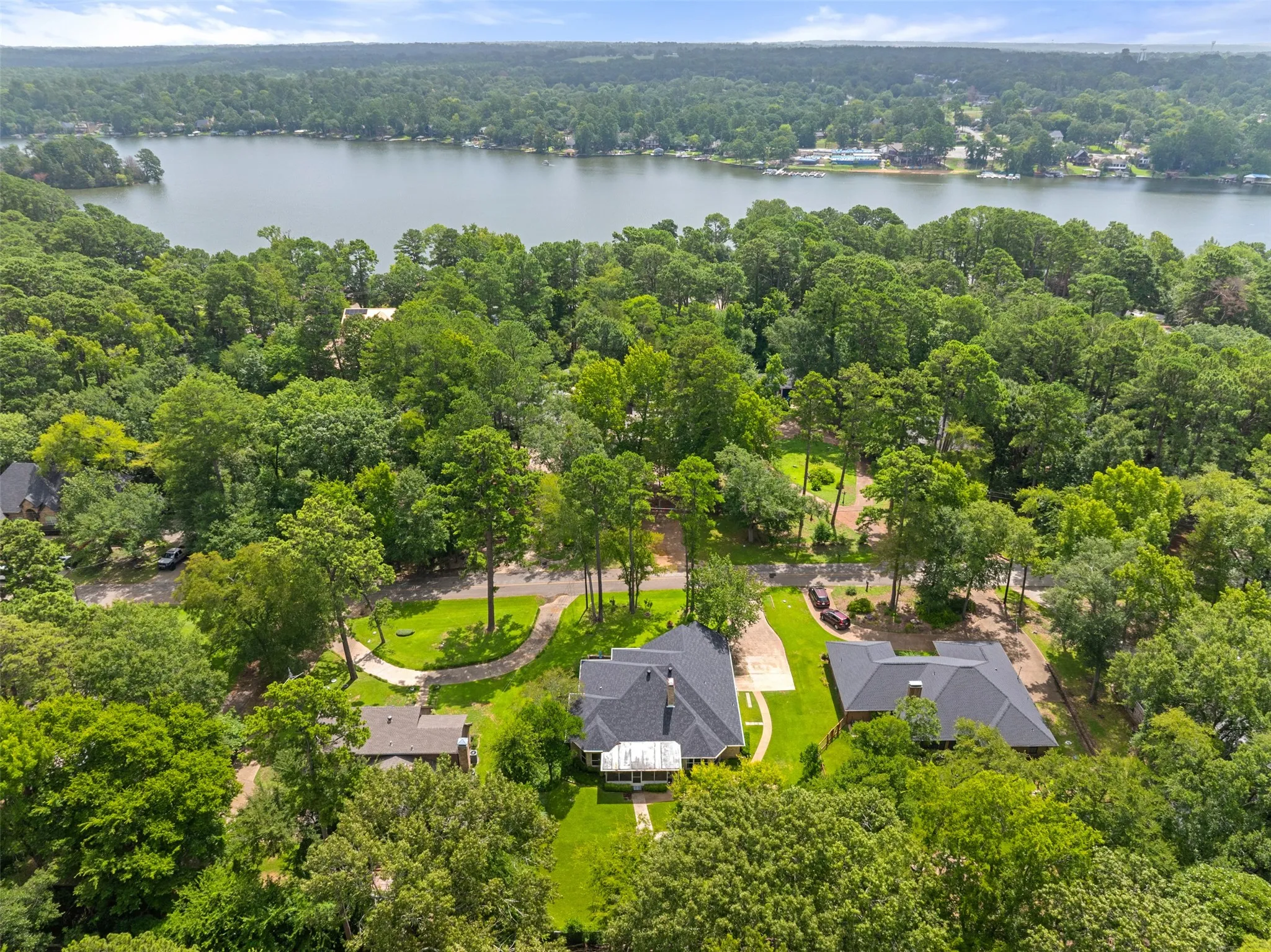 Single Family Residence For Sale in Smith County , 1340 Bridle Path, Lindale, Texas 75771, 3 Bedroom, 3 Bathroom, 2 Garage spaces, 2,359 Sqft, built in 1995, mls#21334112, Real Estate Agent in Lindale, Homes For Sale in Smith county, Homes For Sale in Lindale, Realtor in Lindale Texas, Real Estate Brokerage Independent Realty Texas, Luminita Cordes Realtor