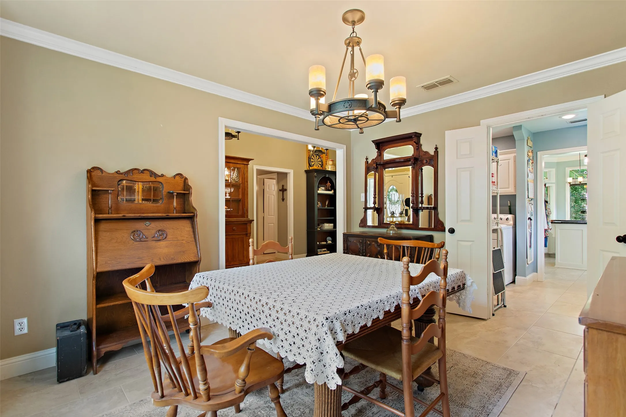 Single Family Residence For Sale in Smith County , 1340 Bridle Path, Lindale, Texas 75771, 3 Bedroom, 3 Bathroom, 2 Garage spaces, 2,359 Sqft, built in 1995, mls#21334112, Real Estate Agent in Lindale, Homes For Sale in Smith county, Homes For Sale in Lindale, Realtor in Lindale Texas, Real Estate Brokerage Independent Realty Texas, Luminita Cordes Realtor