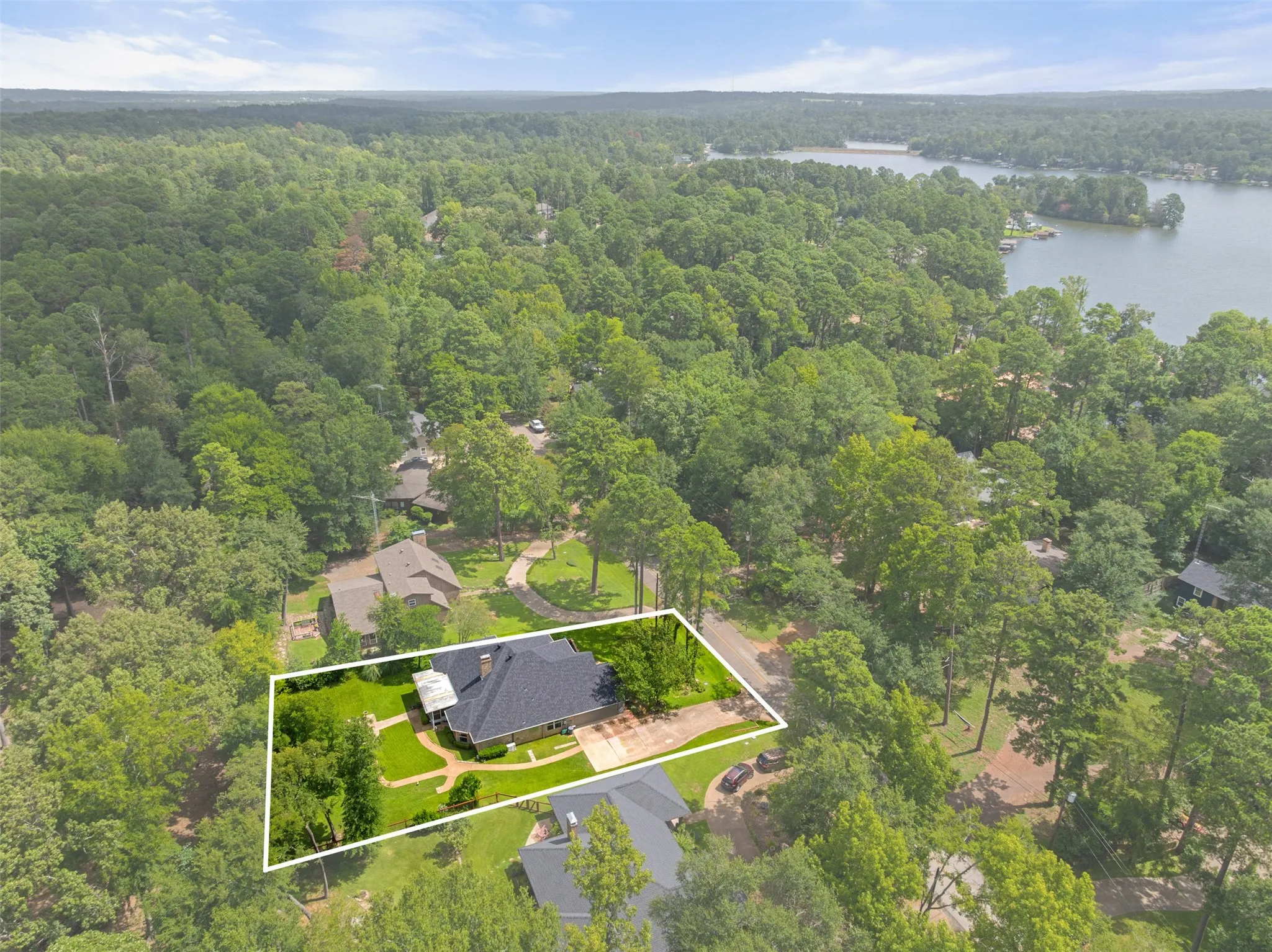 Single Family Residence For Sale in Smith County , 1340 Bridle Path, Lindale, Texas 75771, 3 Bedroom, 3 Bathroom, 2 Garage spaces, 2,359 Sqft, built in 1995, mls#21334112, Real Estate Agent in Lindale, Homes For Sale in Smith county, Homes For Sale in Lindale, Realtor in Lindale Texas, Real Estate Brokerage Independent Realty Texas, Luminita Cordes Realtor