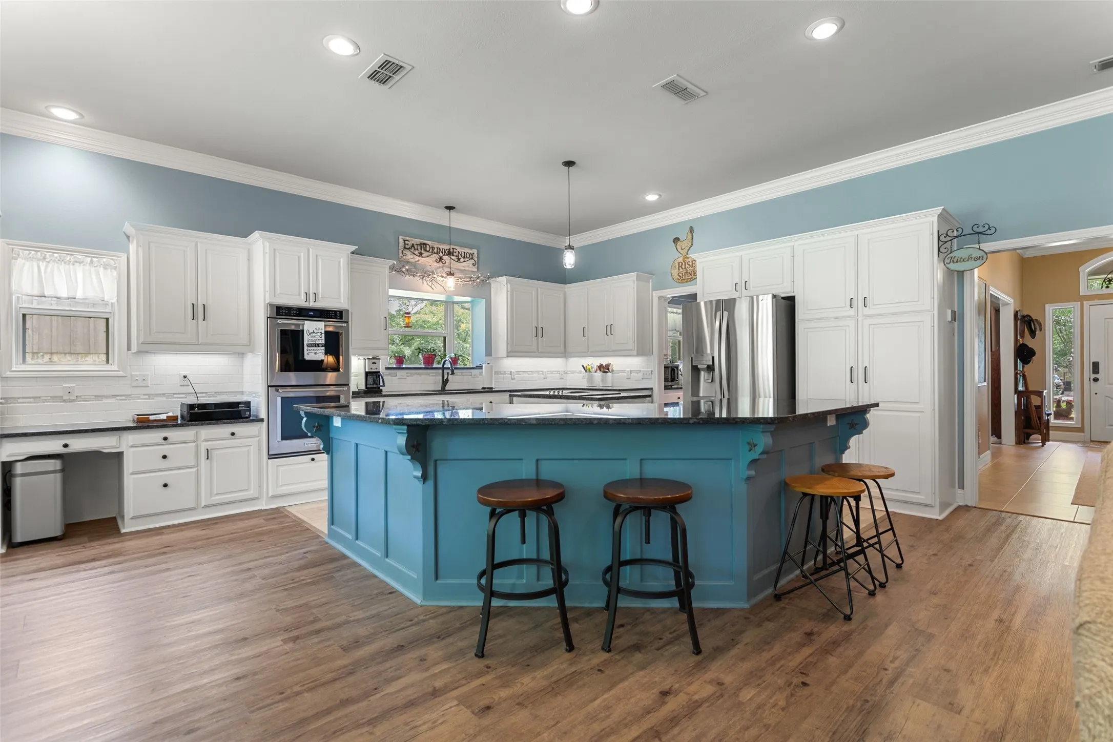 Single Family Residence For Sale in Smith County , 1340 Bridle Path, Lindale, Texas 75771, 3 Bedroom, 3 Bathroom, 2 Garage spaces, 2,359 Sqft, built in 1995, mls#21334112, Real Estate Agent in Lindale, Homes For Sale in Smith county, Homes For Sale in Lindale, Realtor in Lindale Texas, Real Estate Brokerage Independent Realty Texas, Luminita Cordes Realtor