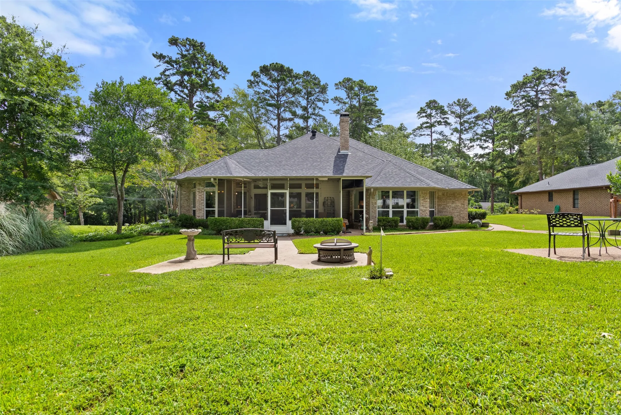 Single Family Residence For Sale in Smith County , 1340 Bridle Path, Lindale, Texas 75771, 3 Bedroom, 3 Bathroom, 2 Garage spaces, 2,359 Sqft, built in 1995, mls#21334112, Real Estate Agent in Lindale, Homes For Sale in Smith county, Homes For Sale in Lindale, Realtor in Lindale Texas, Real Estate Brokerage Independent Realty Texas, Luminita Cordes Realtor