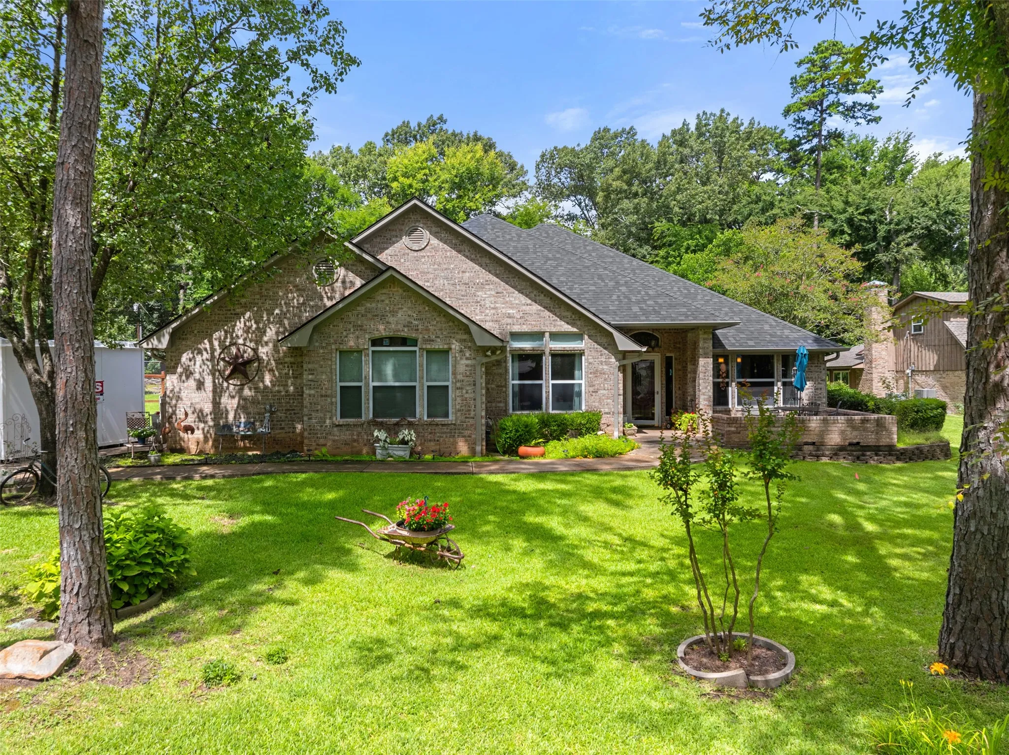 Single Family Residence For Sale in Smith County , 1340 Bridle Path, Lindale, Texas 75771, 3 Bedroom, 3 Bathroom, 2 Garage spaces, 2,359 Sqft, built in 1995, mls#21334112, Real Estate Agent in Lindale, Homes For Sale in Smith county, Homes For Sale in Lindale, Realtor in Lindale Texas, Real Estate Brokerage Independent Realty Texas, Luminita Cordes Realtor
