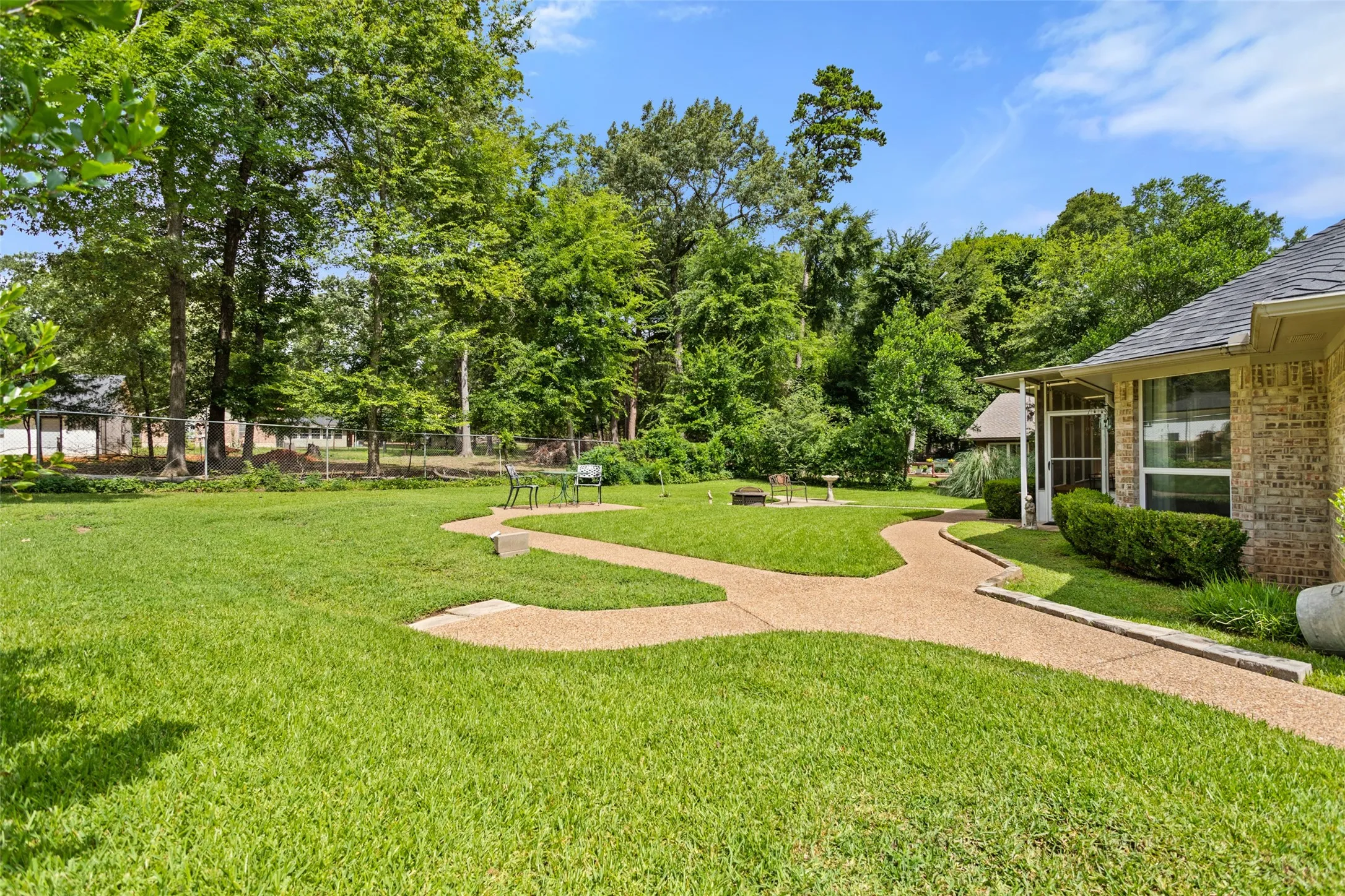 Single Family Residence For Sale in Smith County , 1340 Bridle Path, Lindale, Texas 75771, 3 Bedroom, 3 Bathroom, 2 Garage spaces, 2,359 Sqft, built in 1995, mls#21334112, Real Estate Agent in Lindale, Homes For Sale in Smith county, Homes For Sale in Lindale, Realtor in Lindale Texas, Real Estate Brokerage Independent Realty Texas, Luminita Cordes Realtor