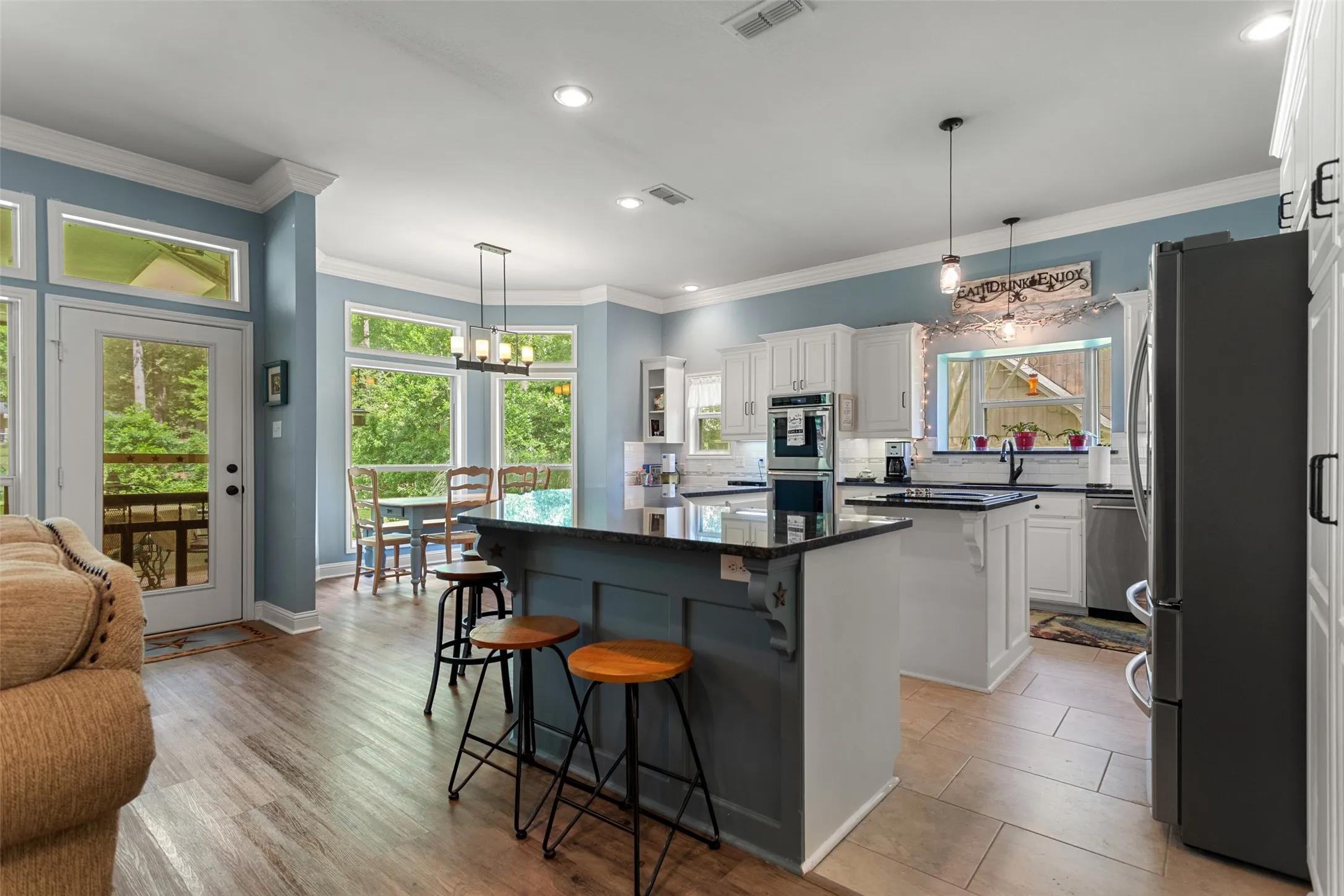 Single Family Residence For Sale in Smith County , 1340 Bridle Path, Lindale, Texas 75771, 3 Bedroom, 3 Bathroom, 2 Garage spaces, 2,359 Sqft, built in 1995, mls#21334112, Real Estate Agent in Lindale, Homes For Sale in Smith county, Homes For Sale in Lindale, Realtor in Lindale Texas, Real Estate Brokerage Independent Realty Texas, Luminita Cordes Realtor