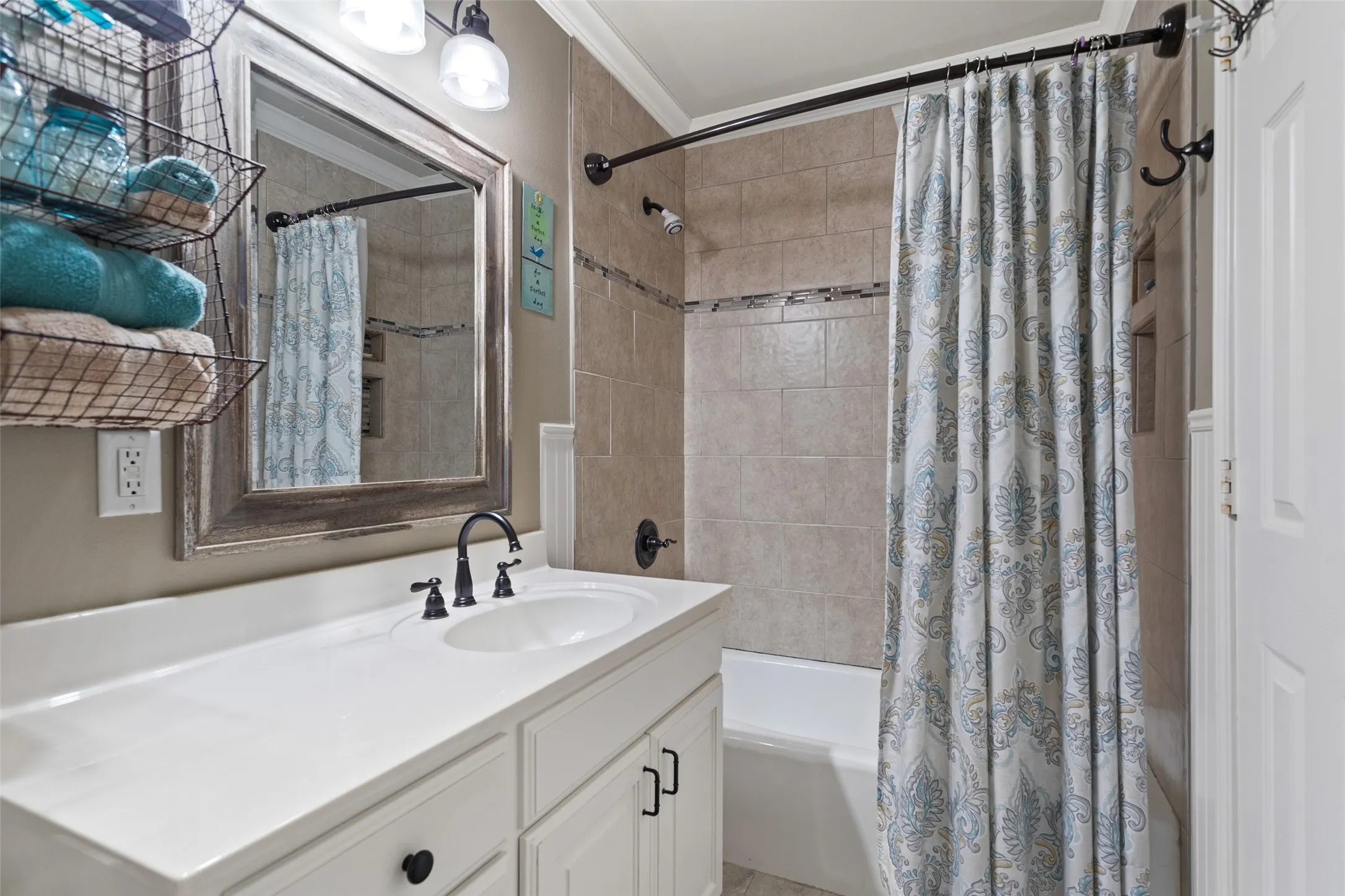 Single Family Residence For Sale in Smith County , 1340 Bridle Path, Lindale, Texas 75771, 3 Bedroom, 3 Bathroom, 2 Garage spaces, 2,359 Sqft, built in 1995, mls#21334112, Real Estate Agent in Lindale, Homes For Sale in Smith county, Homes For Sale in Lindale, Realtor in Lindale Texas, Real Estate Brokerage Independent Realty Texas, Luminita Cordes Realtor