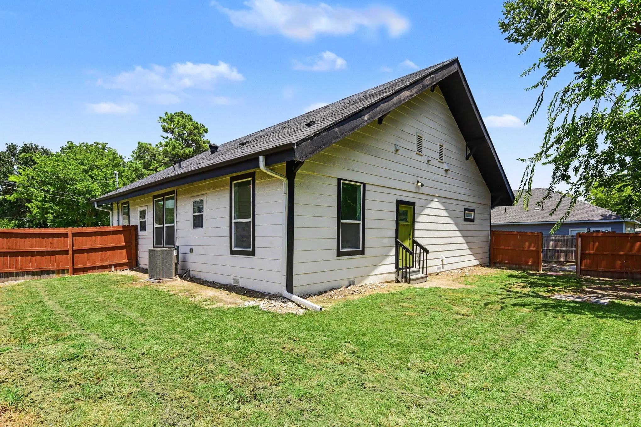 Single Family Residence For Sale in Hunt County , 2611 Bourland Street, Greenville, Texas 75401, 3 Bedroom, 3 Bathroom, Garage spaces, 1,680 Sqft, built in 1920, mls#21339740, Real Estate Agent in Greenville, Homes For Sale in Hunt county, Homes For Sale in Greenville, Realtor in Greenville Texas, Real Estate Brokerage Independent Realty Texas, Luminita Cordes Realtor
