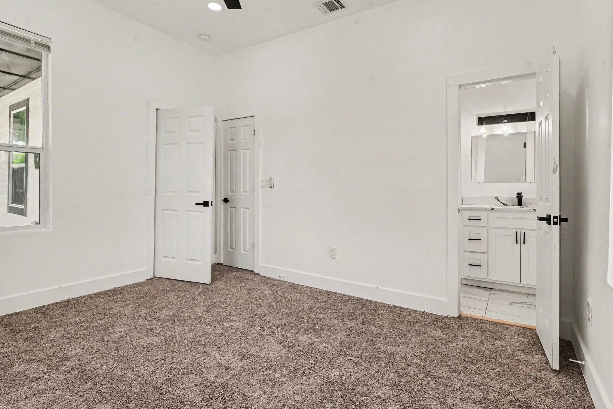 Single Family Residence For Sale in Hunt County , 2611 Bourland Street, Greenville, Texas 75401, 3 Bedroom, 3 Bathroom, Garage spaces, 1,680 Sqft, built in 1920, mls#21339740, Real Estate Agent in Greenville, Homes For Sale in Hunt county, Homes For Sale in Greenville, Realtor in Greenville Texas, Real Estate Brokerage Independent Realty Texas, Luminita Cordes Realtor