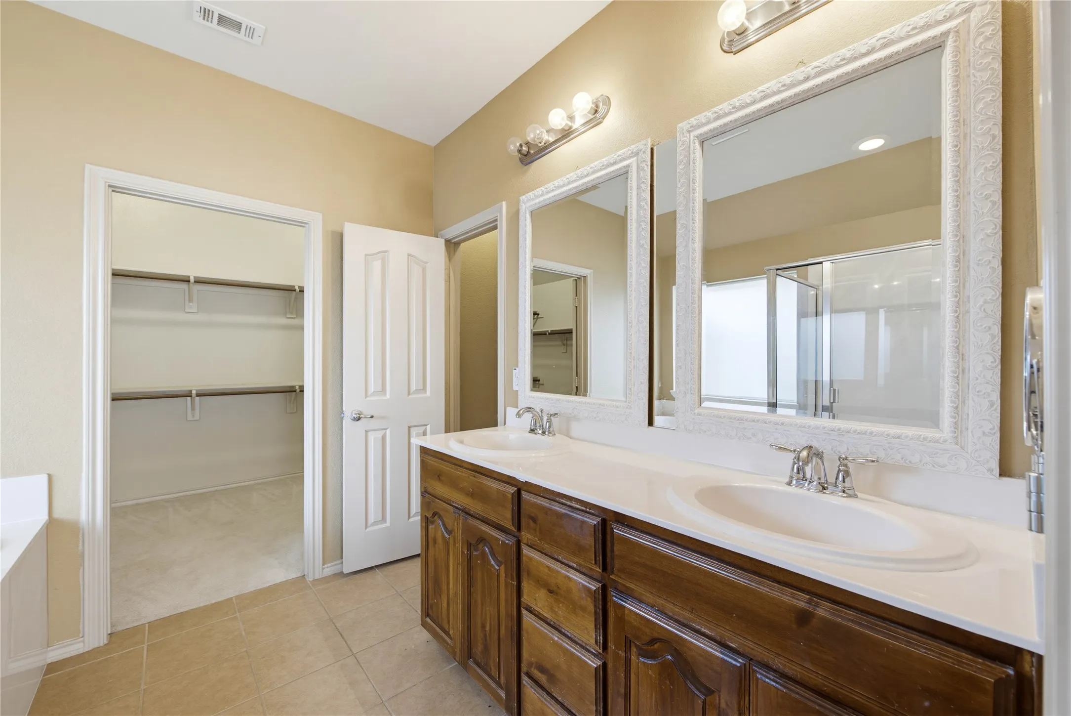Dual sinks and a walk in closet in the ensuite primary bathroom
