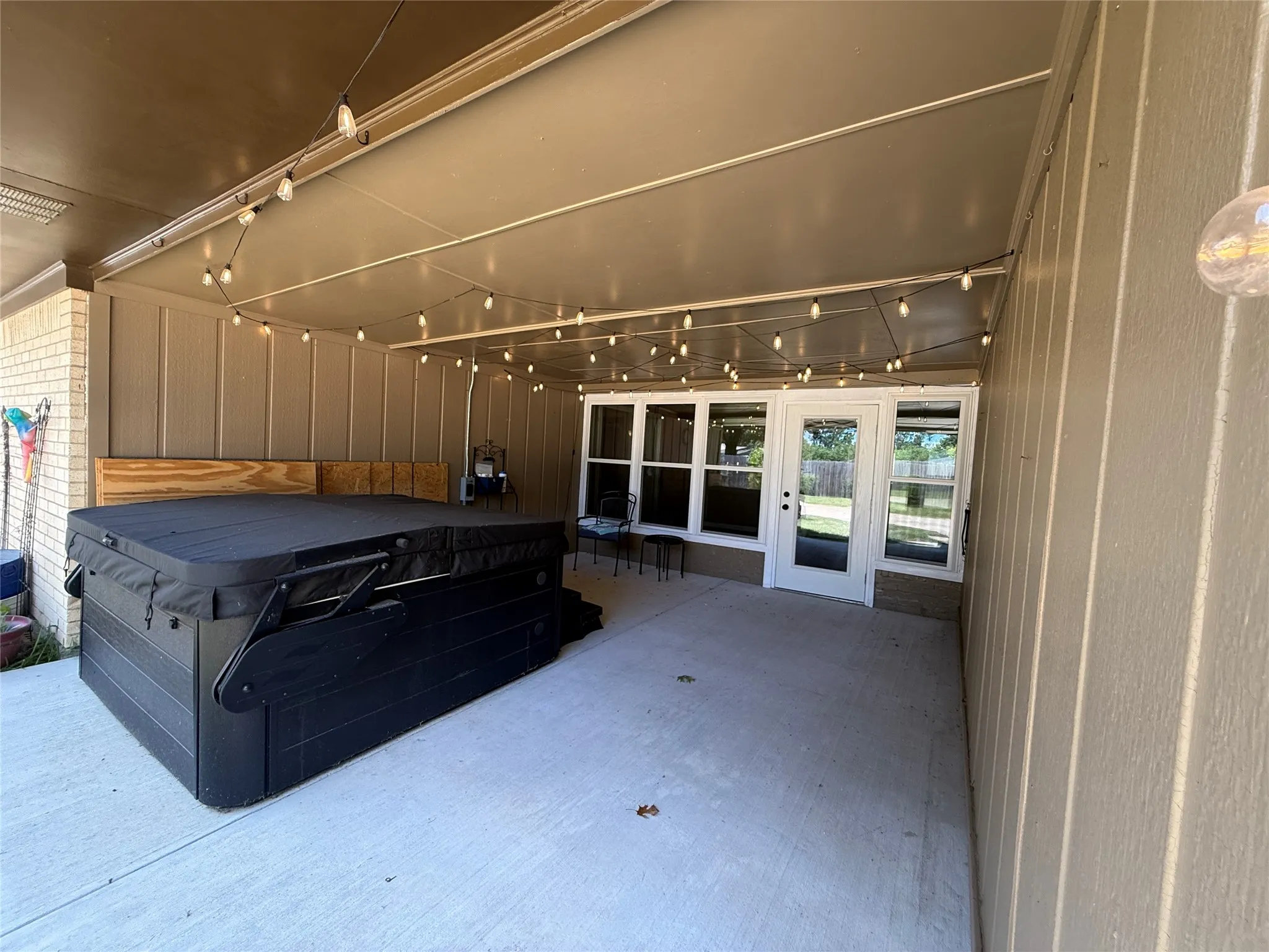 Single Family Residence For Rent in Grayson County , 3005 Anthony Drive, Sherman, Texas 75092, 4 Bedrooms, 3 Bathrooms, 2 Garage spaces, 2,461 Sqft, built in 1973, Price $2,750, mls#21339816, Real Estate Agent in Sherman, Homes For Rent in Grayson county, Homes For Rent in Sherman, Realtor in Sherman Texas, Real Estate Brokerage Independent Realty Texas, Luminita Cordes Realtor