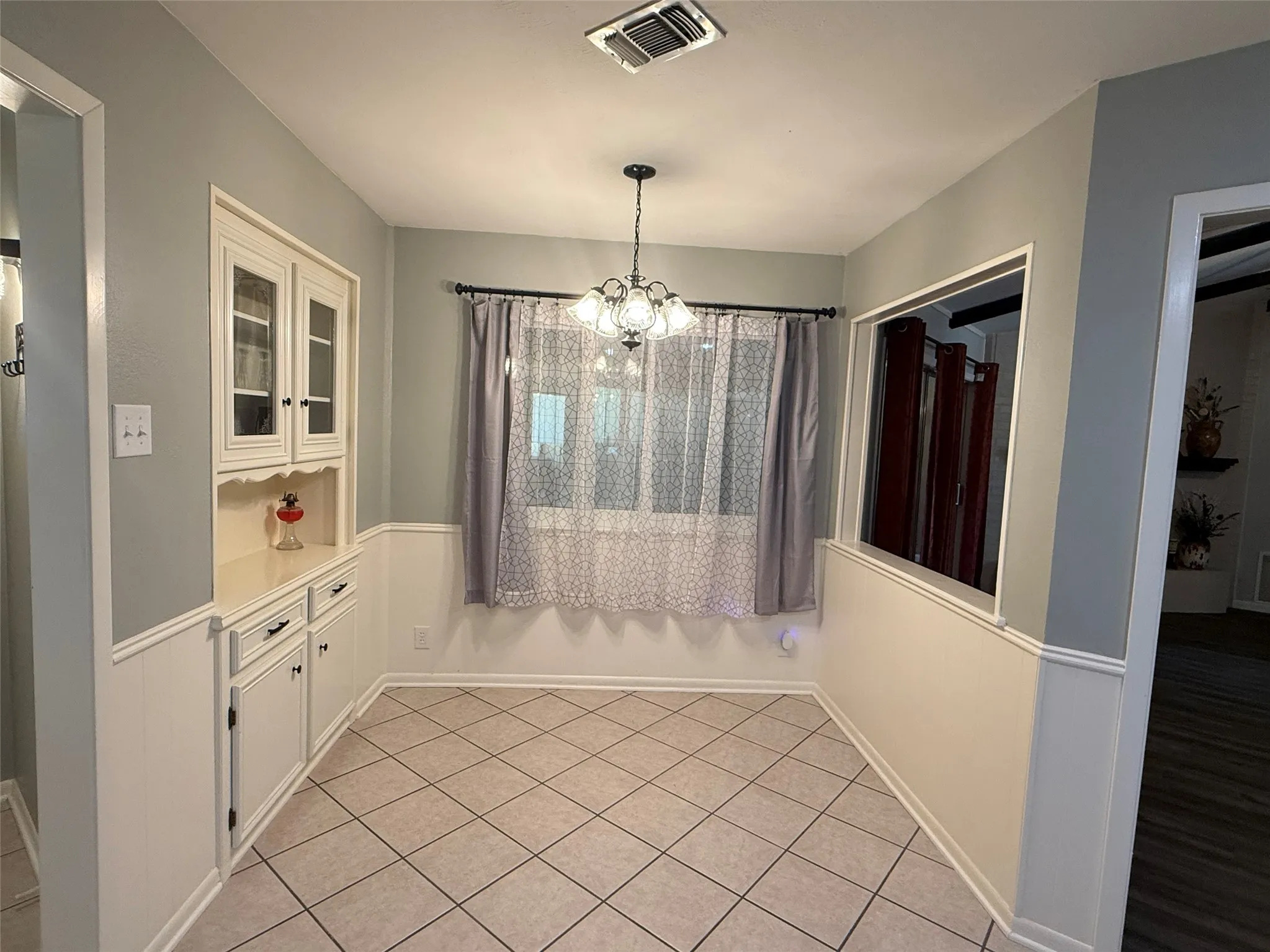 Single Family Residence For Rent in Grayson County , 3005 Anthony Drive, Sherman, Texas 75092, 4 Bedrooms, 3 Bathrooms, 2 Garage spaces, 2,461 Sqft, built in 1973, Price $2,750, mls#21339816, Real Estate Agent in Sherman, Homes For Rent in Grayson county, Homes For Rent in Sherman, Realtor in Sherman Texas, Real Estate Brokerage Independent Realty Texas, Luminita Cordes Realtor