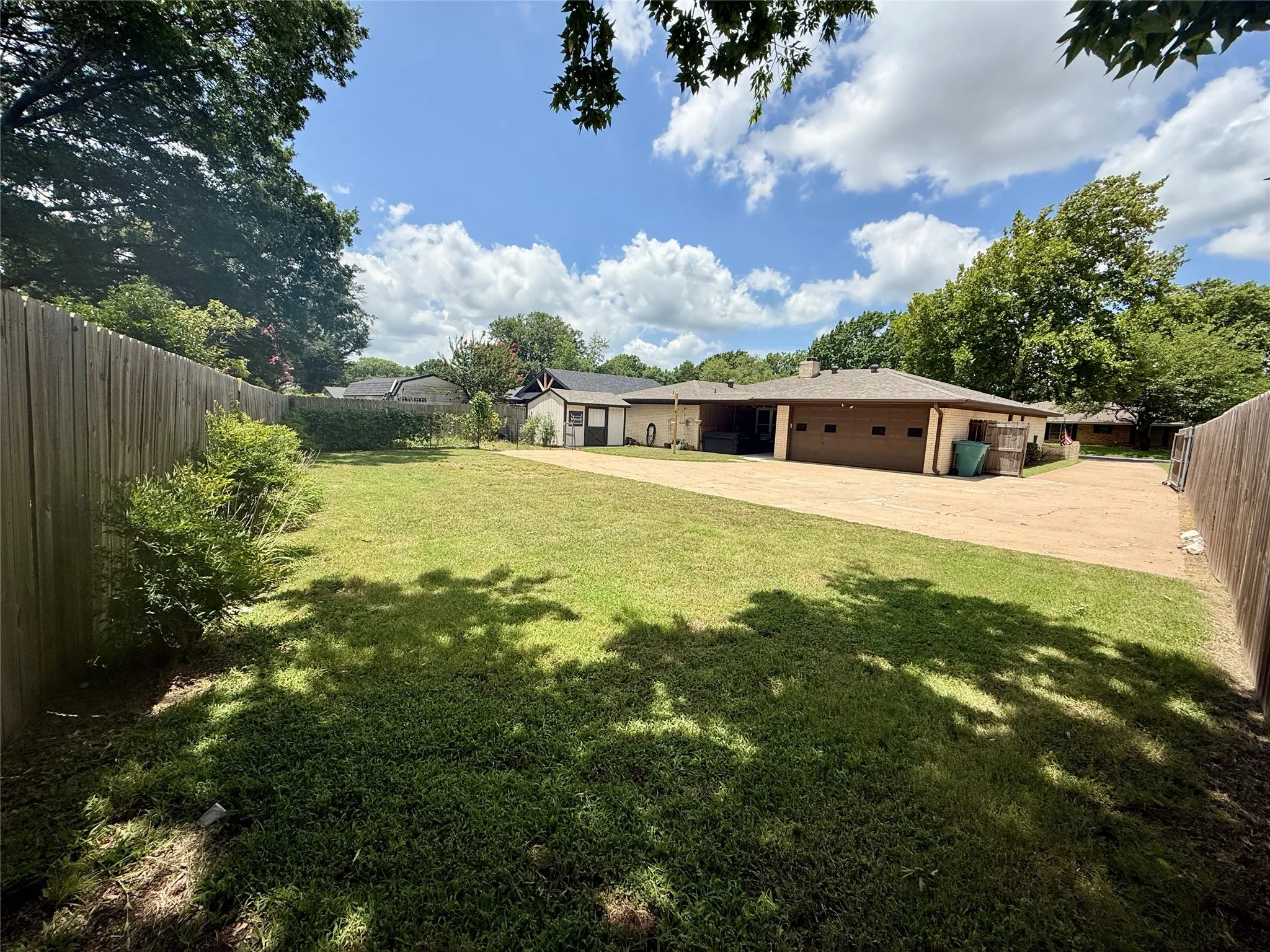 Single Family Residence For Rent in Grayson County , 3005 Anthony Drive, Sherman, Texas 75092, 4 Bedrooms, 3 Bathrooms, 2 Garage spaces, 2,461 Sqft, built in 1973, Price $2,750, mls#21339816, Real Estate Agent in Sherman, Homes For Rent in Grayson county, Homes For Rent in Sherman, Realtor in Sherman Texas, Real Estate Brokerage Independent Realty Texas, Luminita Cordes Realtor