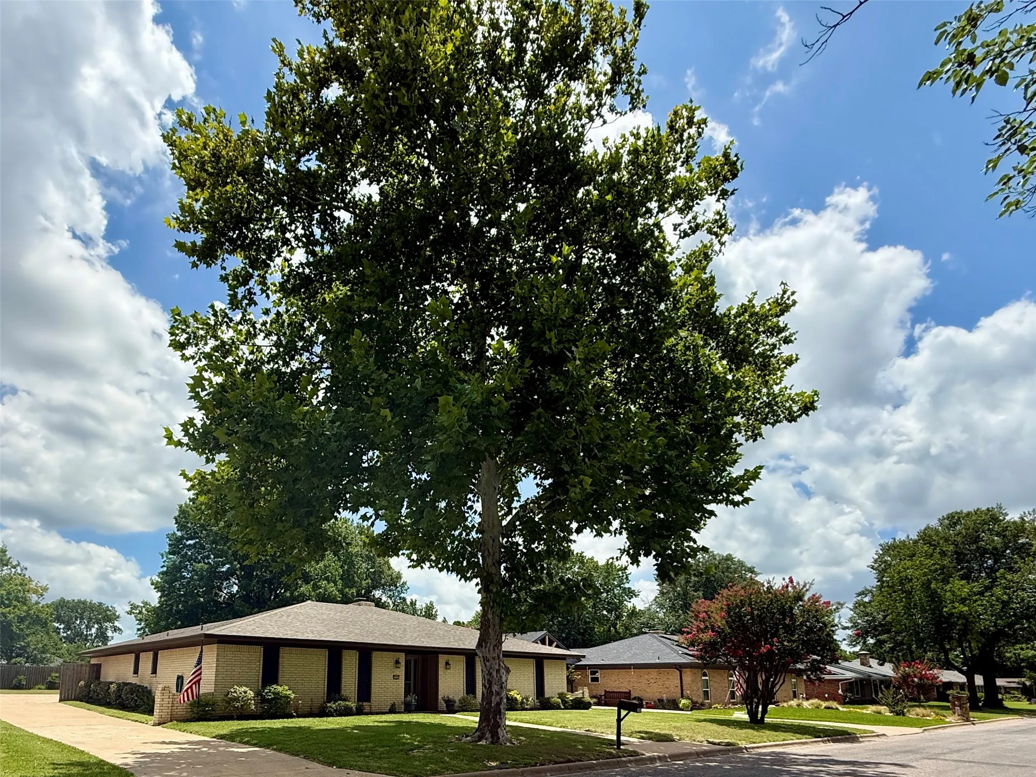 Single Family Residence For Rent in Grayson County , 3005 Anthony Drive, Sherman, Texas 75092, 4 Bedrooms, 3 Bathrooms, 2 Garage spaces, 2,461 Sqft, built in 1973, Price $2,750, mls#21339816, Real Estate Agent in Sherman, Homes For Rent in Grayson county, Homes For Rent in Sherman, Realtor in Sherman Texas, Real Estate Brokerage Independent Realty Texas, Luminita Cordes Realtor