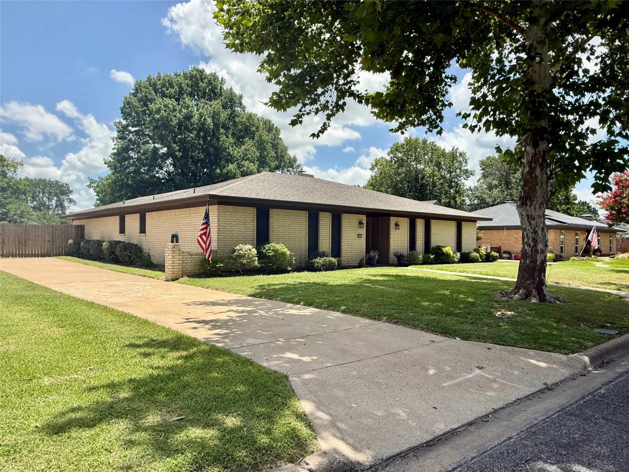 Single Family Residence For Rent in Grayson County , 3005 Anthony Drive, Sherman, Texas 75092, 4 Bedrooms, 3 Bathrooms, 2 Garage spaces, 2,461 Sqft, built in 1973, Price $2,750, mls#21339816, Real Estate Agent in Sherman, Homes For Rent in Grayson county, Homes For Rent in Sherman, Realtor in Sherman Texas, Real Estate Brokerage Independent Realty Texas, Luminita Cordes Realtor