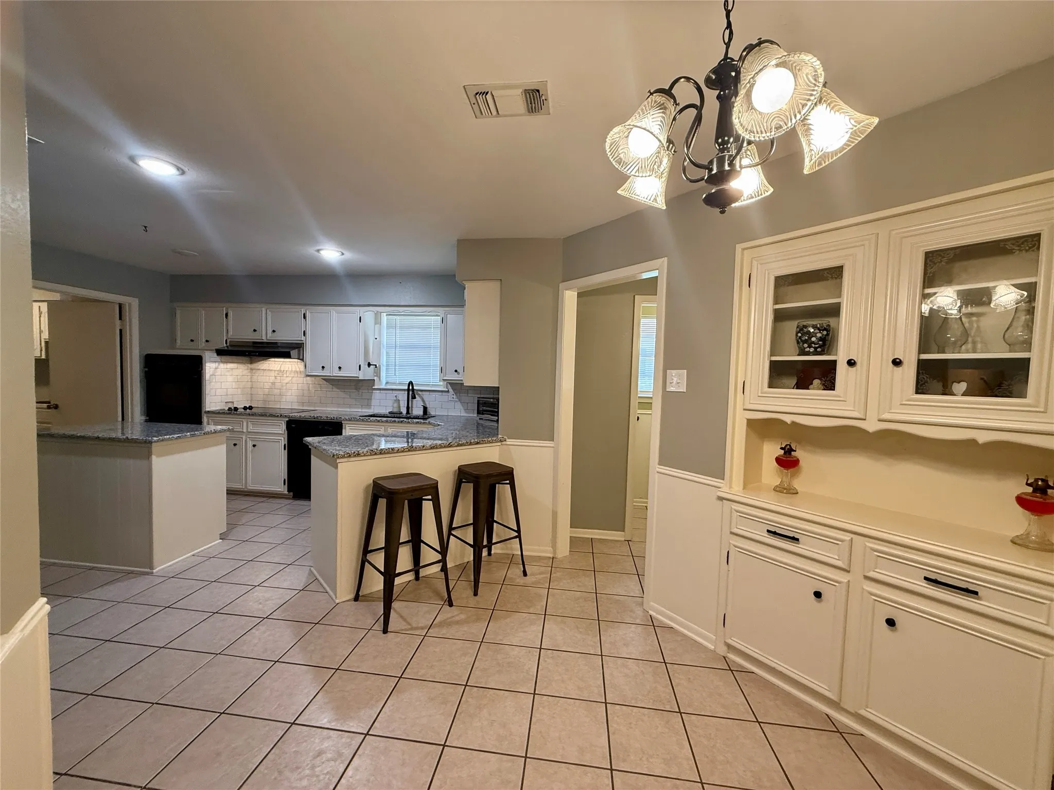 Single Family Residence For Rent in Grayson County , 3005 Anthony Drive, Sherman, Texas 75092, 4 Bedrooms, 3 Bathrooms, 2 Garage spaces, 2,461 Sqft, built in 1973, Price $2,750, mls#21339816, Real Estate Agent in Sherman, Homes For Rent in Grayson county, Homes For Rent in Sherman, Realtor in Sherman Texas, Real Estate Brokerage Independent Realty Texas, Luminita Cordes Realtor