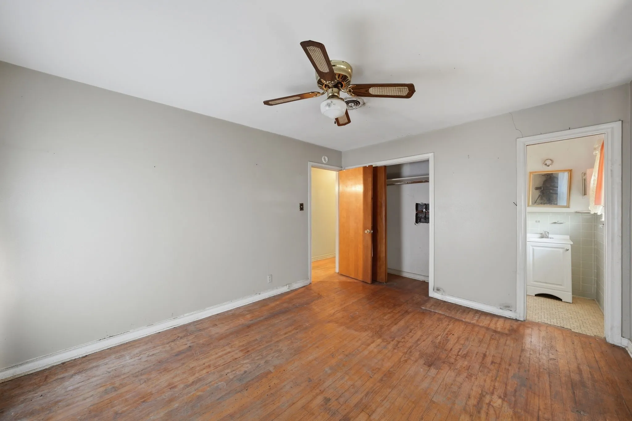 Single Family Residence For Sale in Dallas County , 3275 S Edgefield Avenue, Dallas, Texas 75224, 4 Bedroom, 3 Bathroom, Garage spaces, 2,370 Sqft, built in 1954, mls#21339110, Real Estate Agent in Dallas, Homes For Sale in Dallas county, Homes For Sale in Dallas, Realtor in Dallas Texas, Real Estate Brokerage Independent Realty Texas, Luminita Cordes Realtor